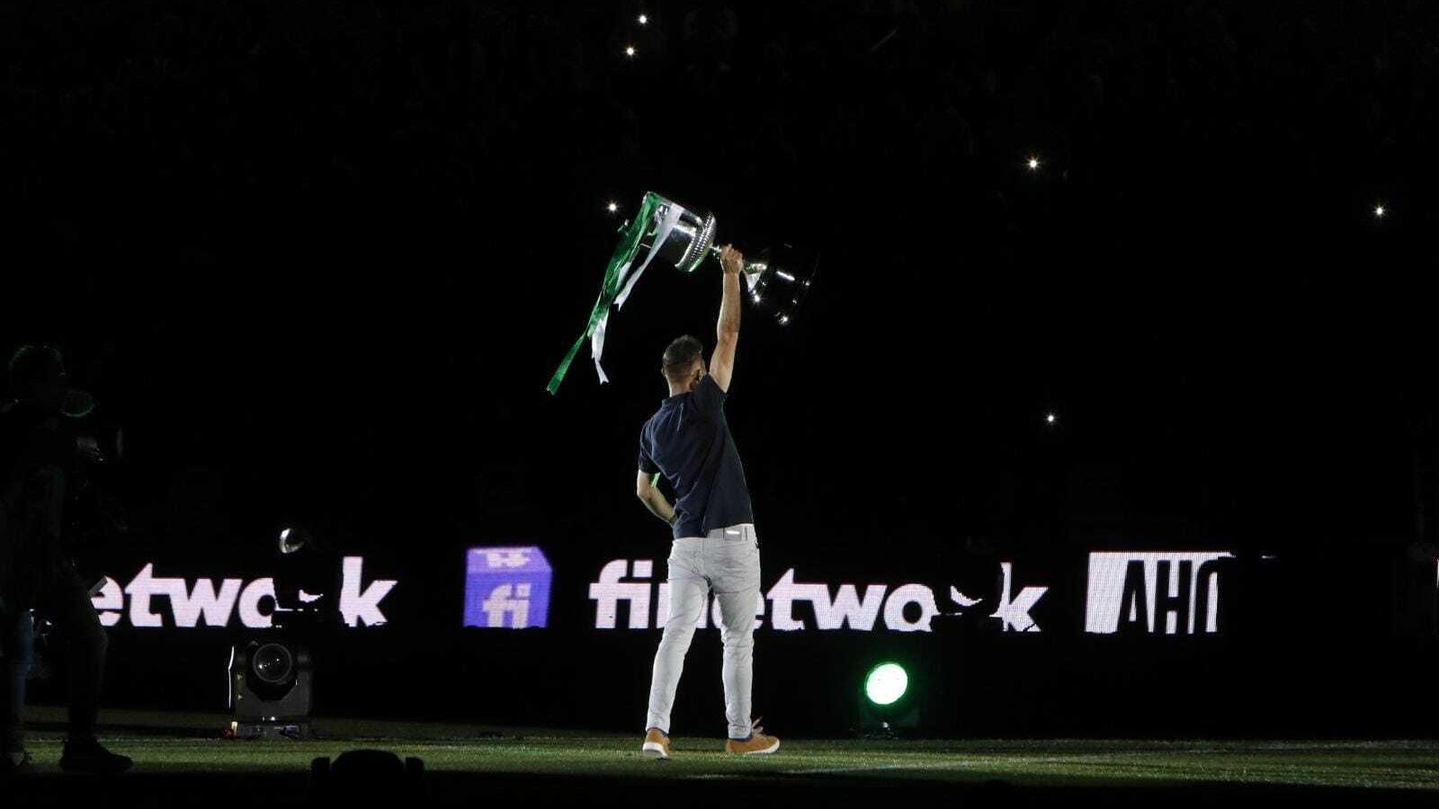 Joaquín alza la Copa de España ante los aficionados en el Benito Villamarín.