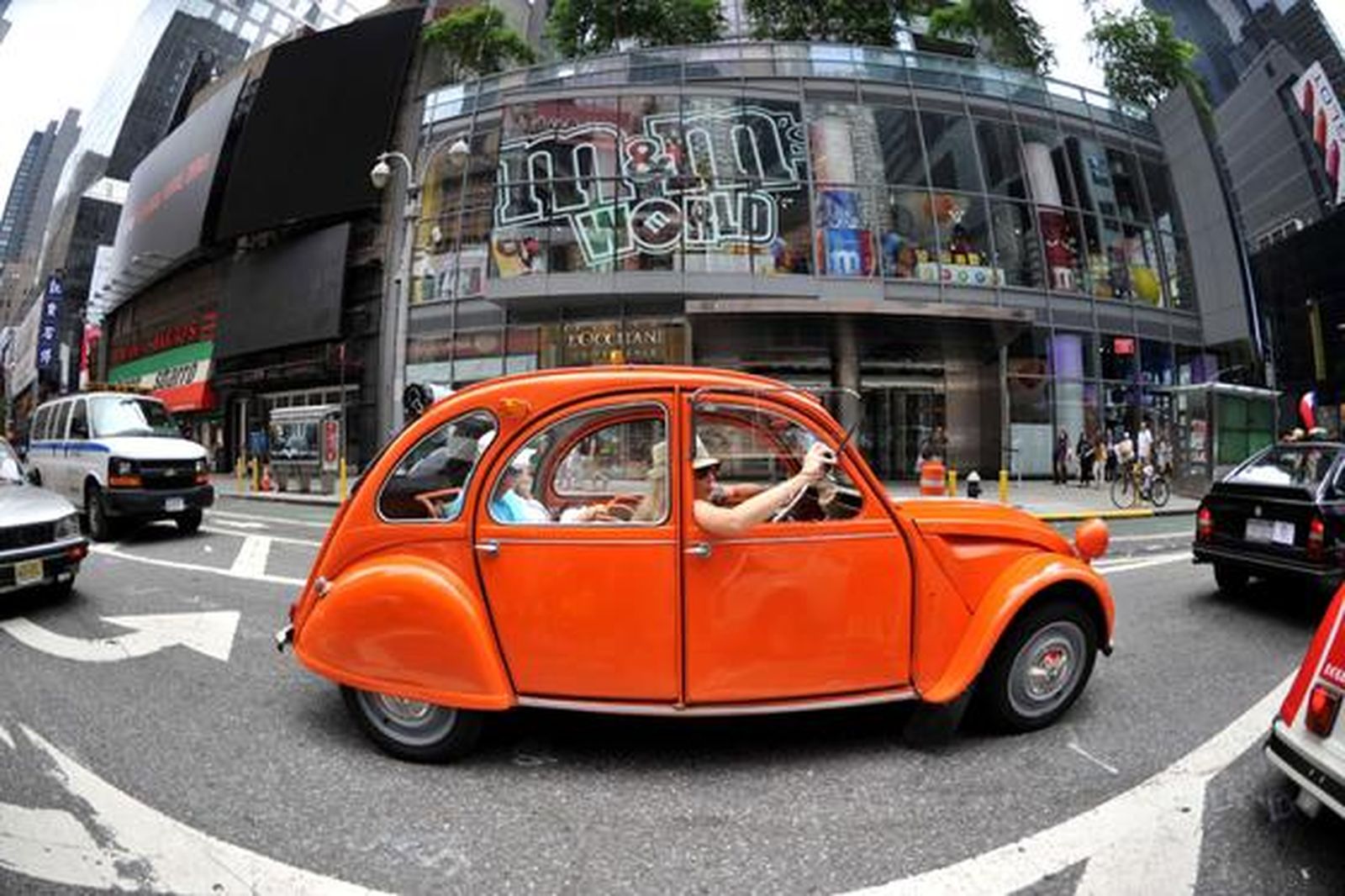 Los fanáticos del motor se pasean en los míticos Citroën 2CV que recorrieron las calles de Nueva York en un 'rally especial'.

Foto: AFP PHOTO