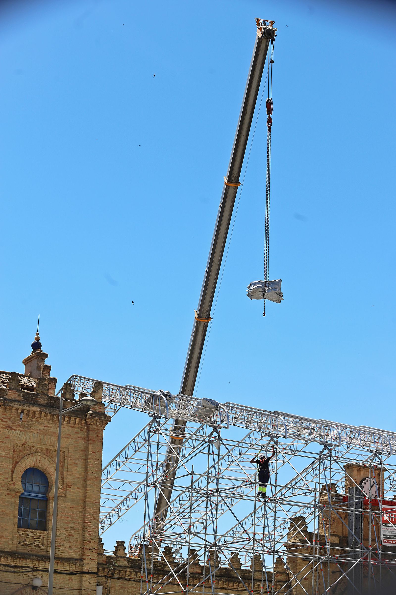 Imágenes del montaje del techo de la antigua estación de trenes de Huelva