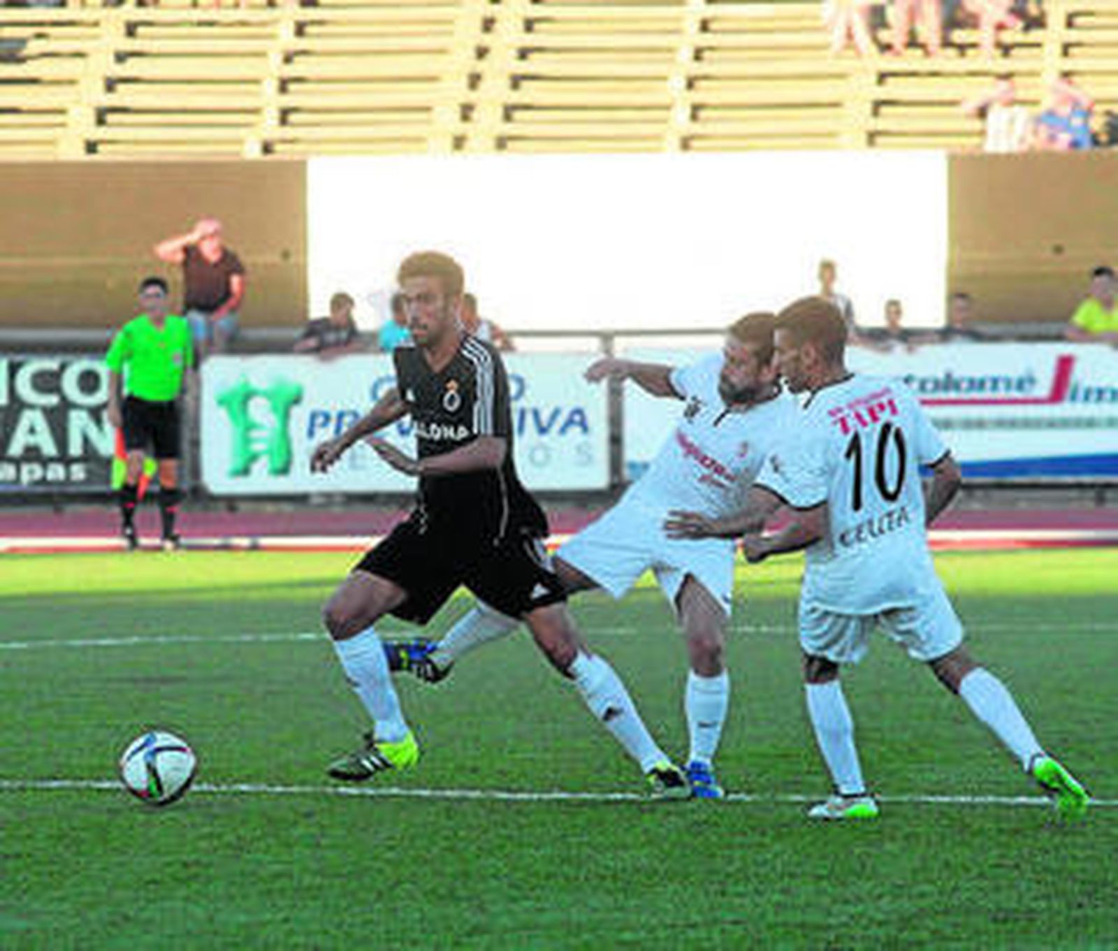 Salva Rivas evita la presión de dos jugadores del Ceuta, ayer en el Municipal.