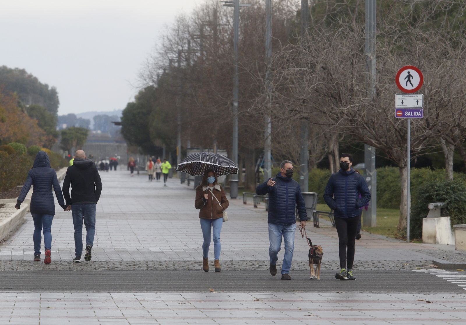 Paseantes por la avenida de la Libertad (Vial) con riesgo de precipitaciones.