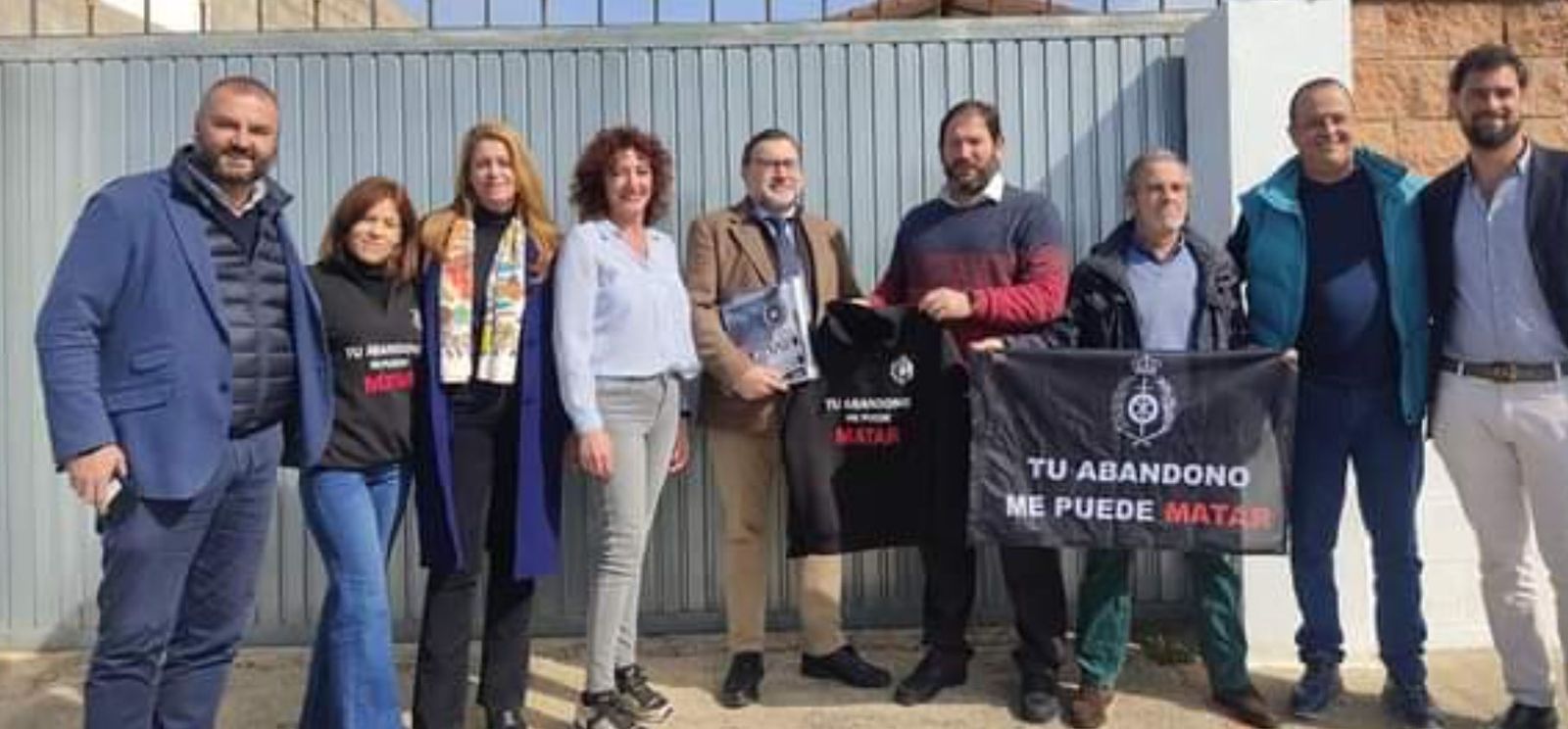 Los miembros de Vox, con los funcionarios del sindicato 'Tu abandono me puede matar'.