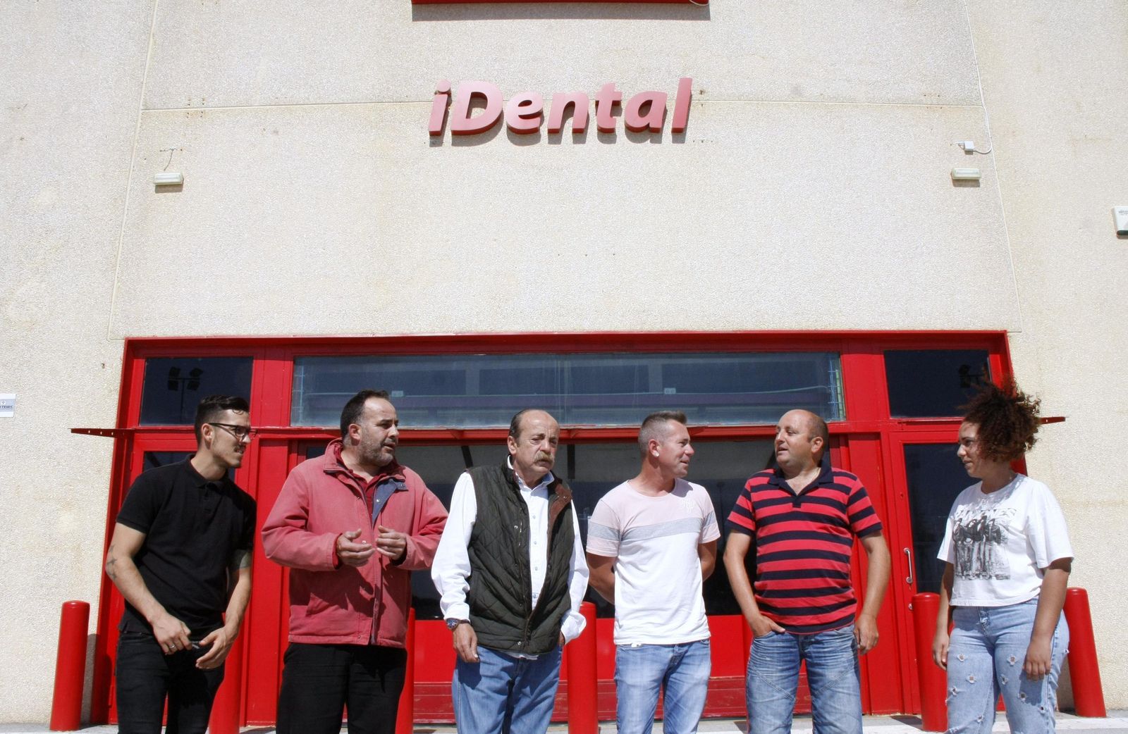 Algunos de los afectados que se encontraron ayer la sede de iDental en El Puerto cerrada.