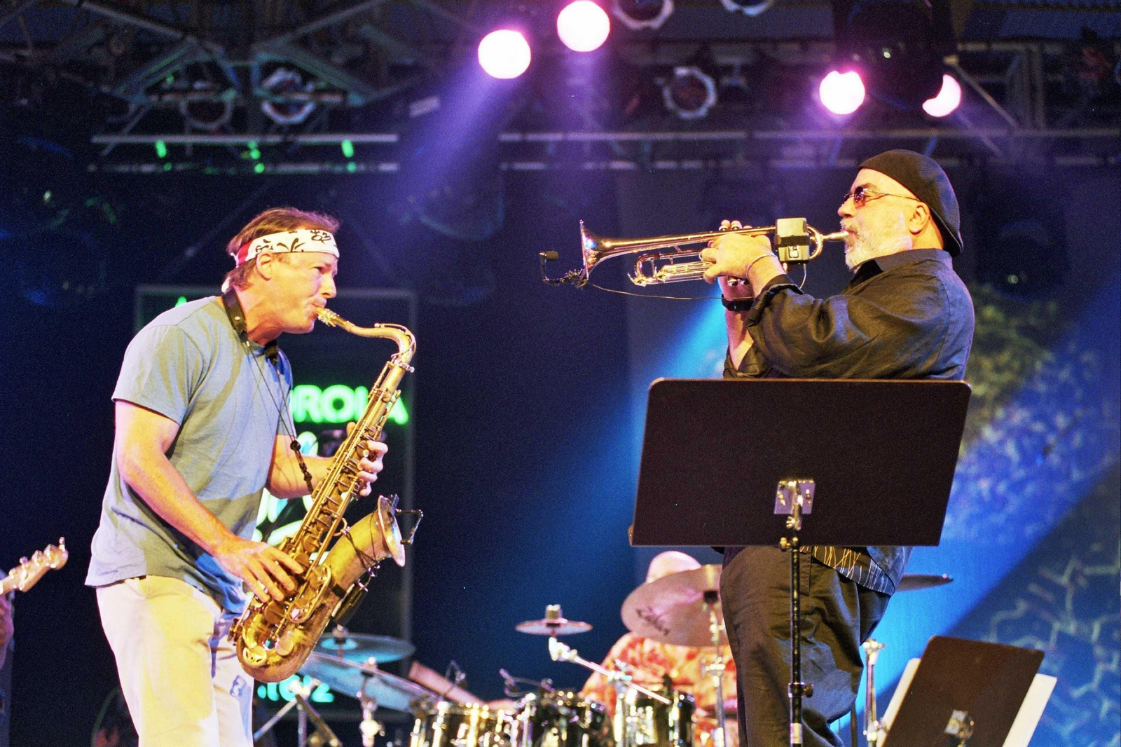 Bill Evans y Randy Brecker, dos de las estrellas del programa de la cita musical, durante una actuación juntos.