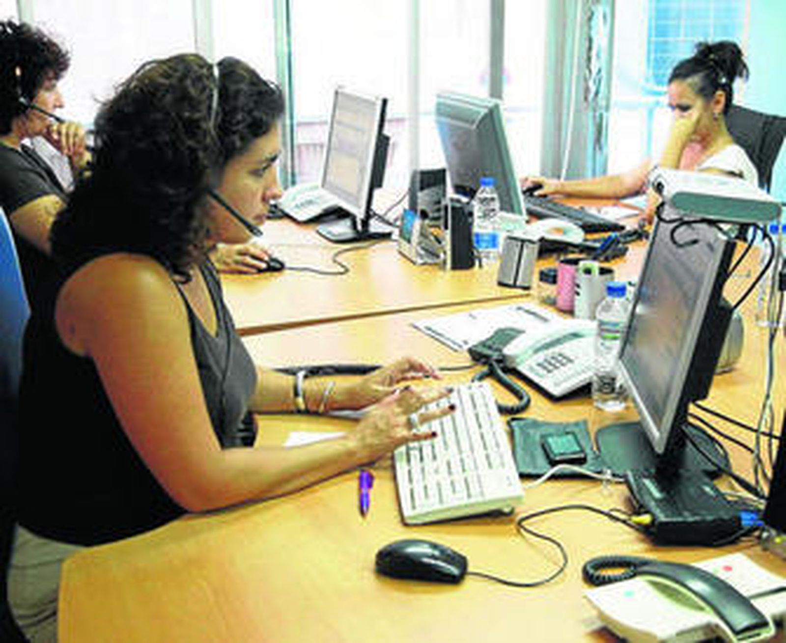 Los teleoperadores realizan llamadas periódicas a los usuarios además de atender las que reciben