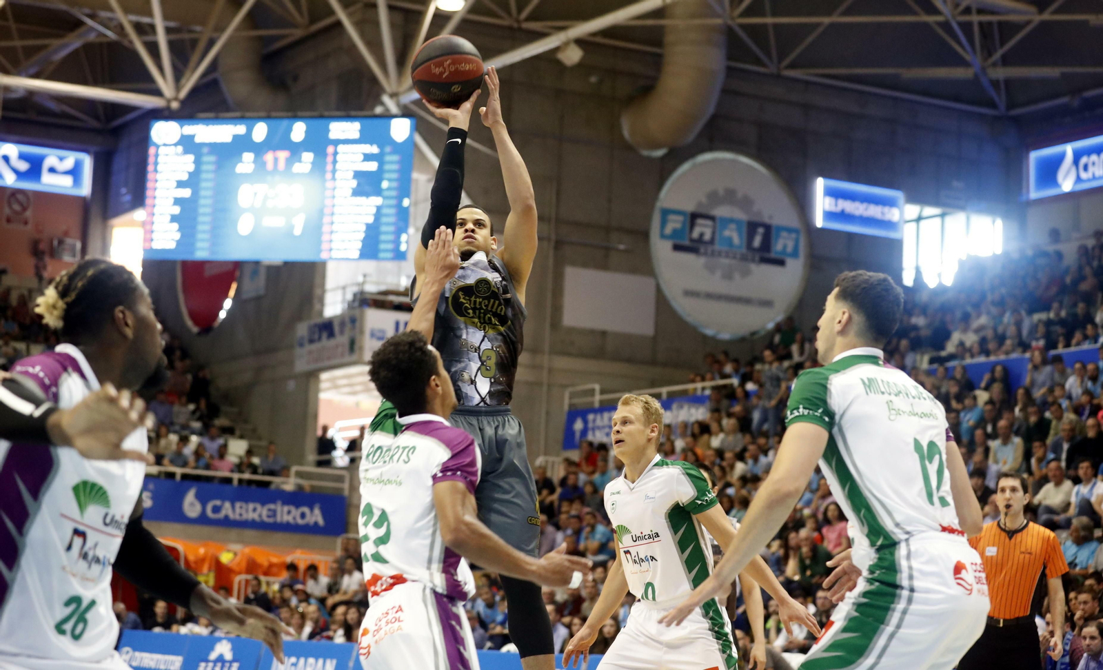 McCallum lanza ante la defensa del Unicaja.