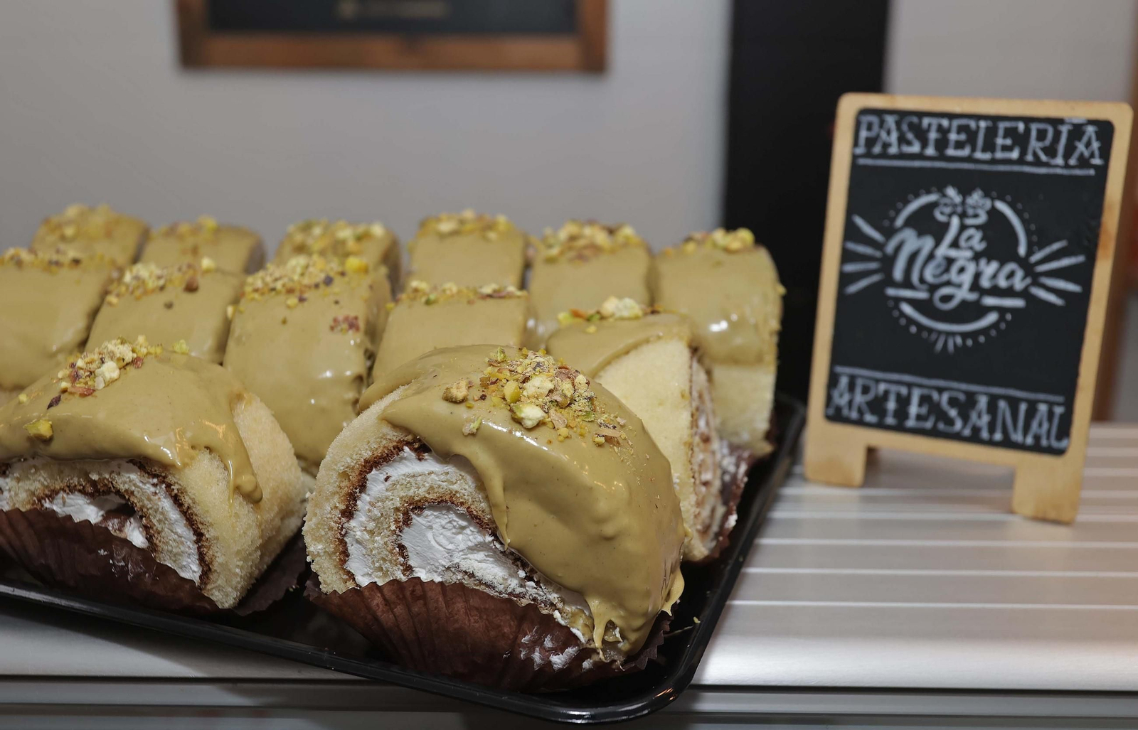 Pastelería 'La Negra': una vitrina llena de tradición y alegría