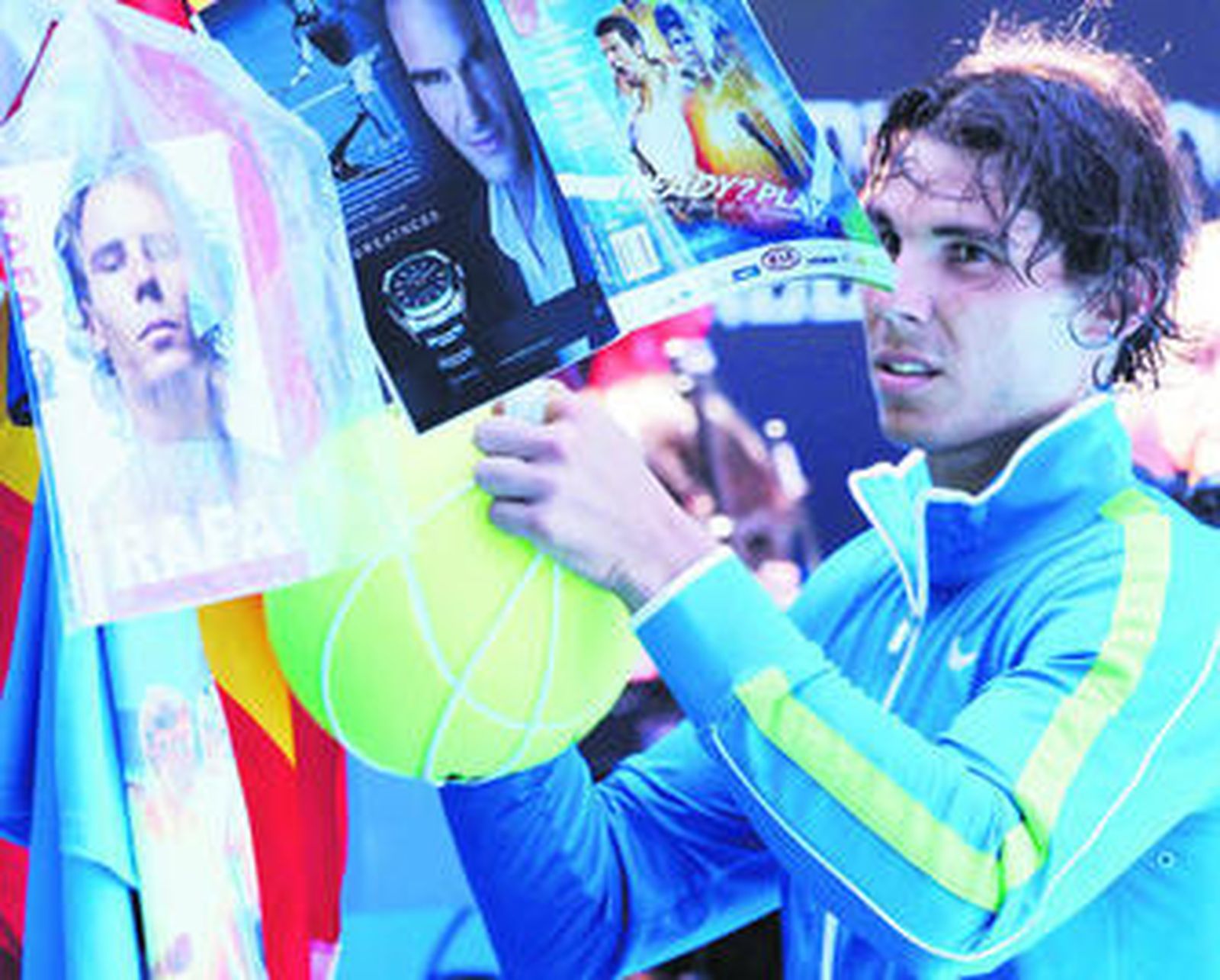 Rafa Nadal firma autógrafos después de eliminar a Feliciano López en octavos de final.