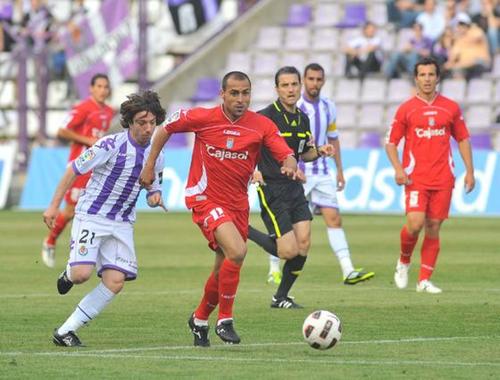 El Xerez se aleja del play-off de ascenso tras caer en Valladolid. 

Foto: LOF
