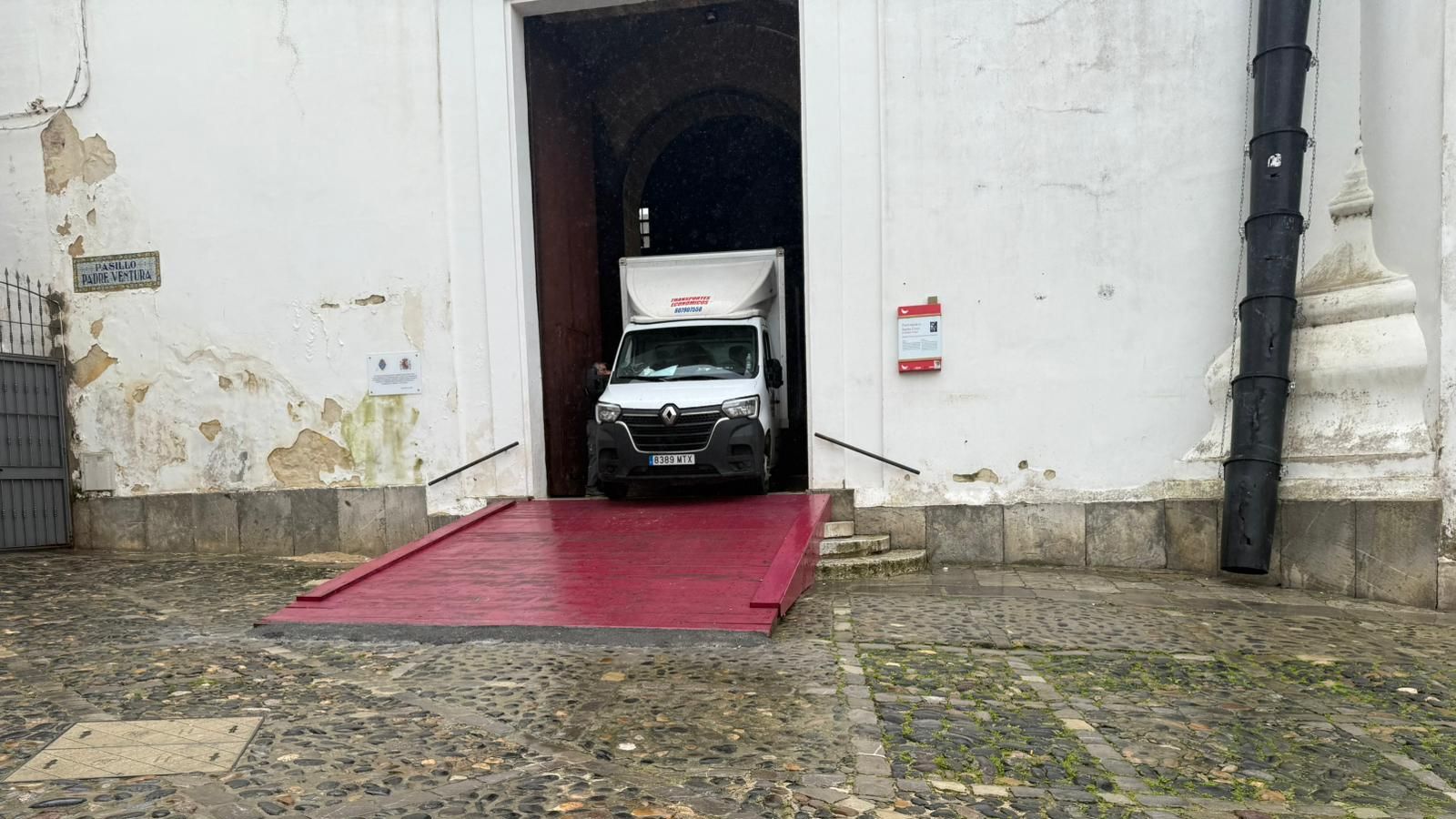 Un camión en el interior de Santa Cruz este miércoles para desalojar el mobiliario.