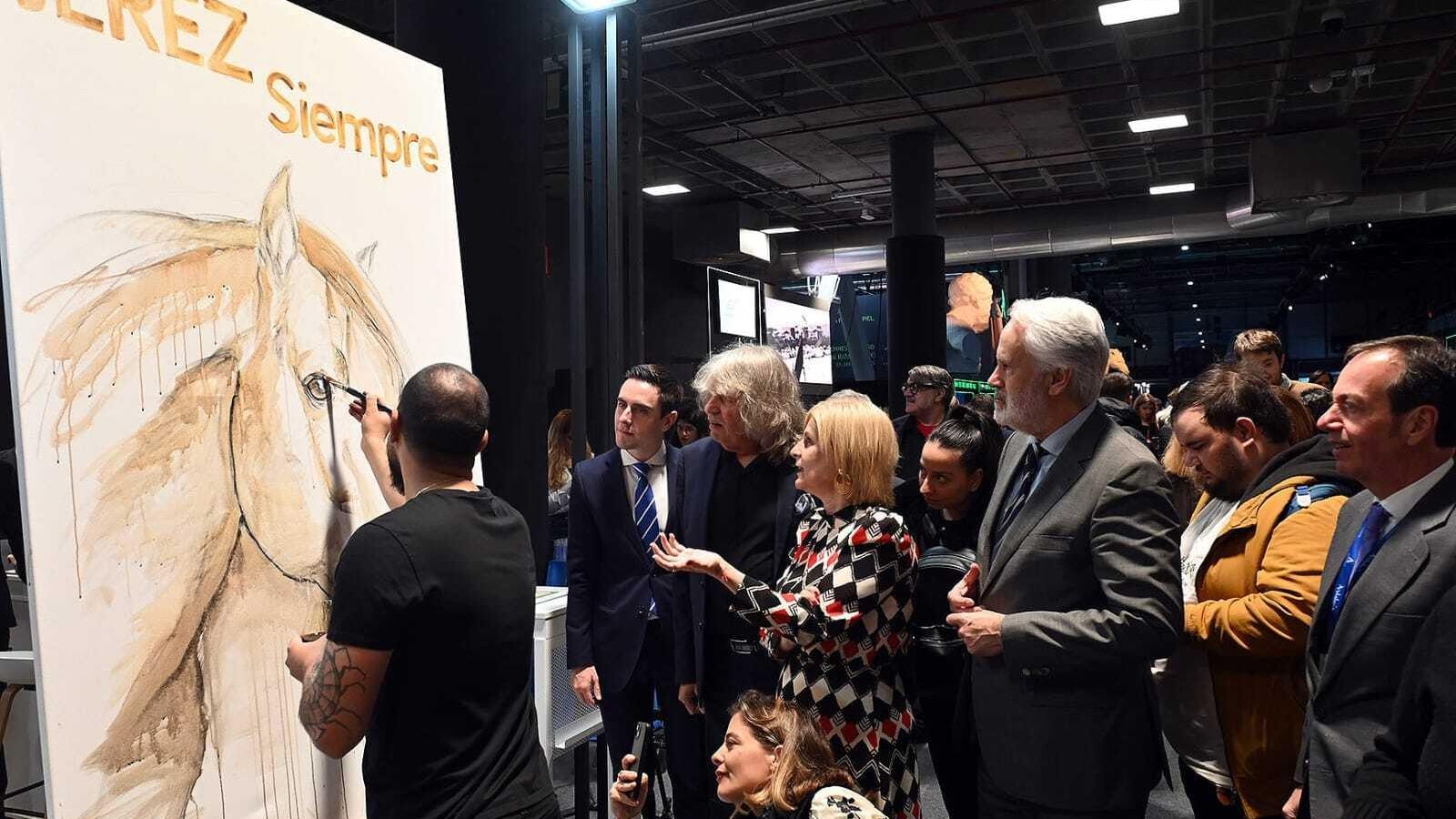 Pol Tattoo pinta la obra con vino de Jerez.