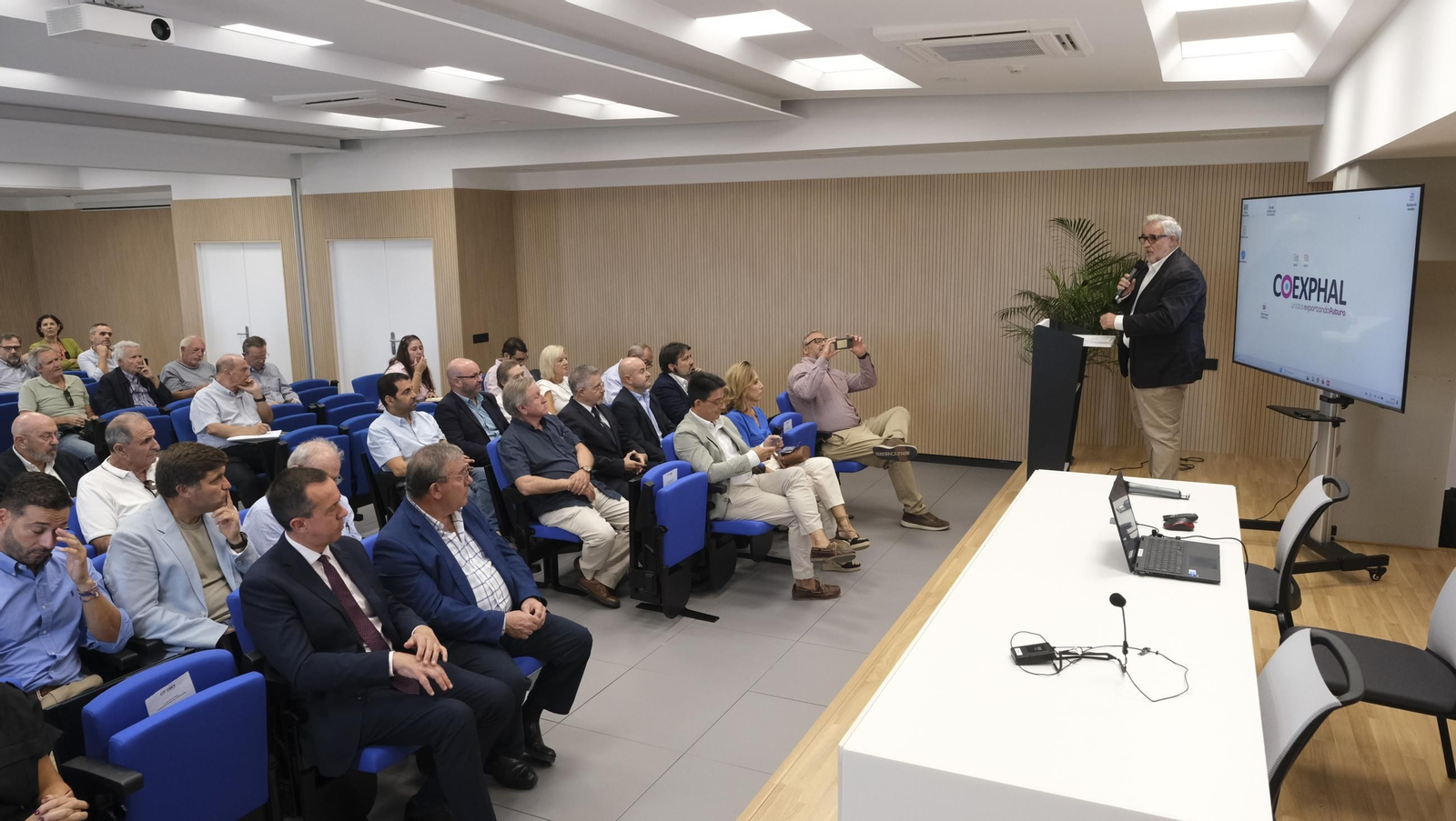 Jornada sobre el futuro del corredor mediterráneo, en imágenes