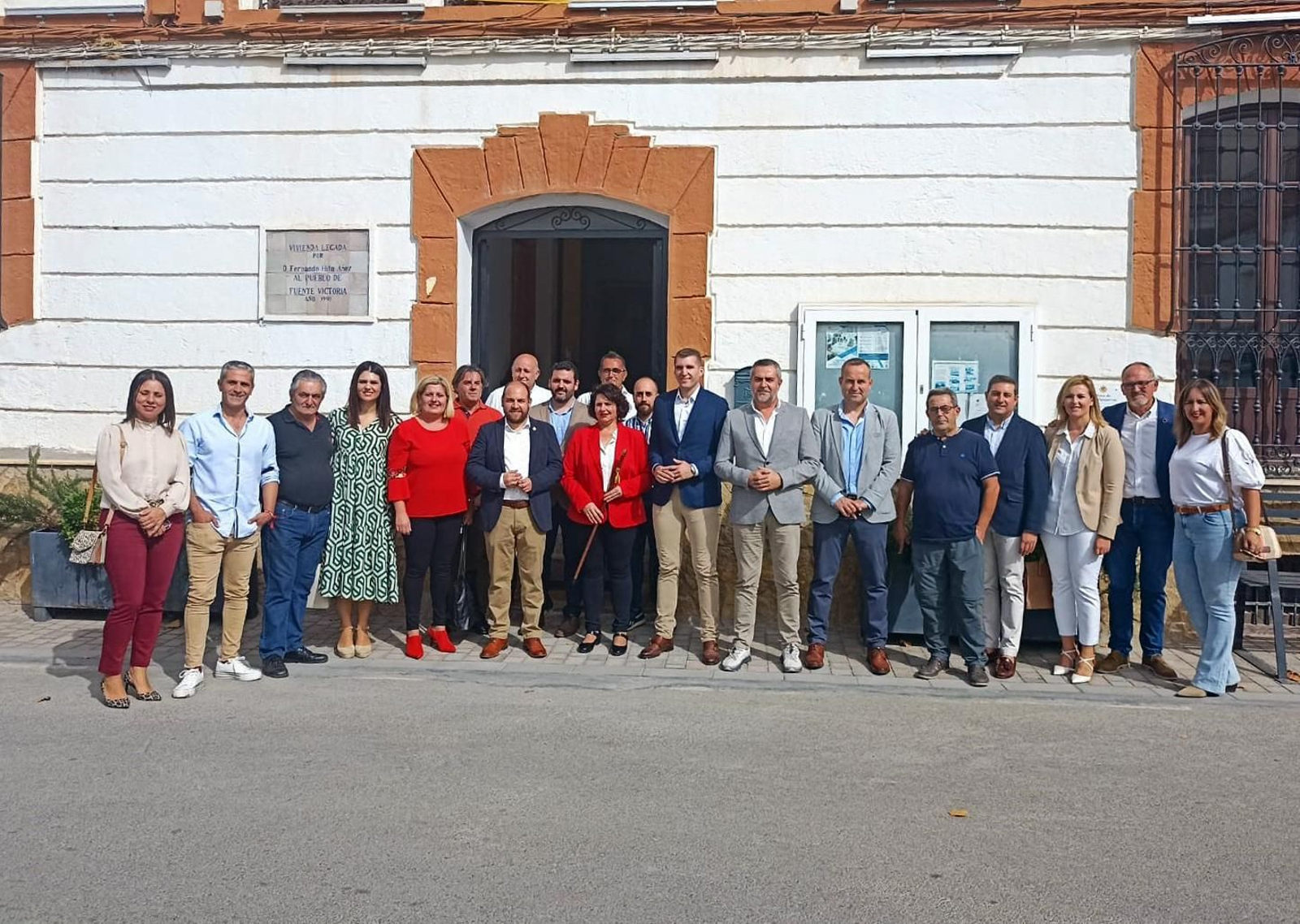 La nueva alcaldesa, arropada por alcaldes, ediles y diputados socialistas.