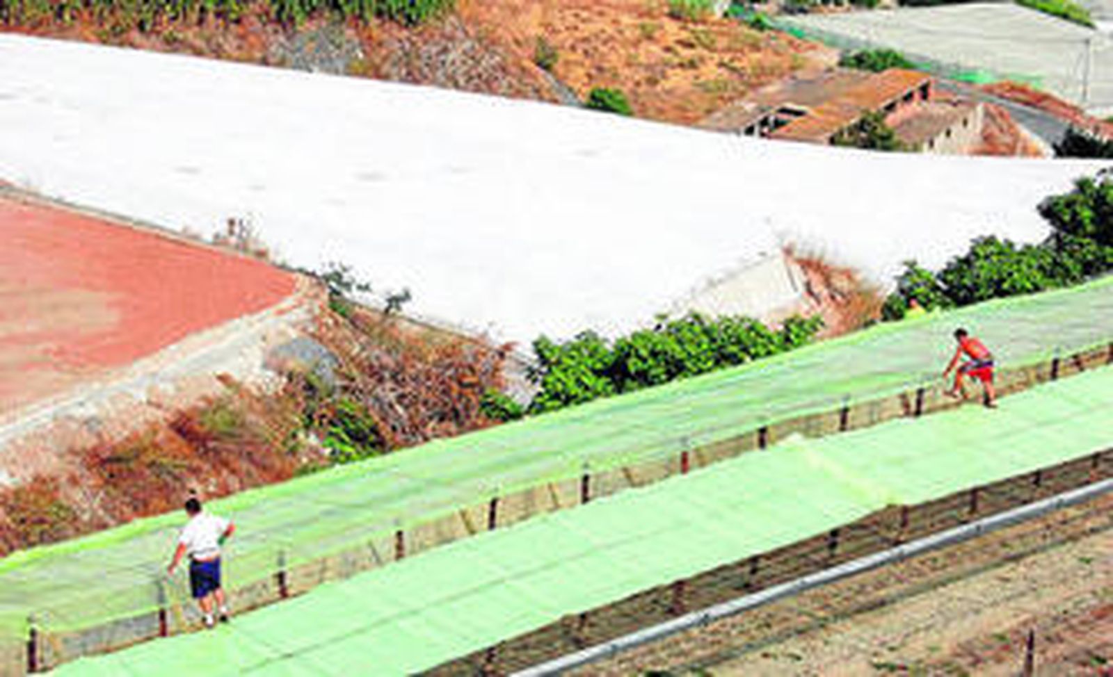 Montaje de invernaderos en la Costa Tropical.