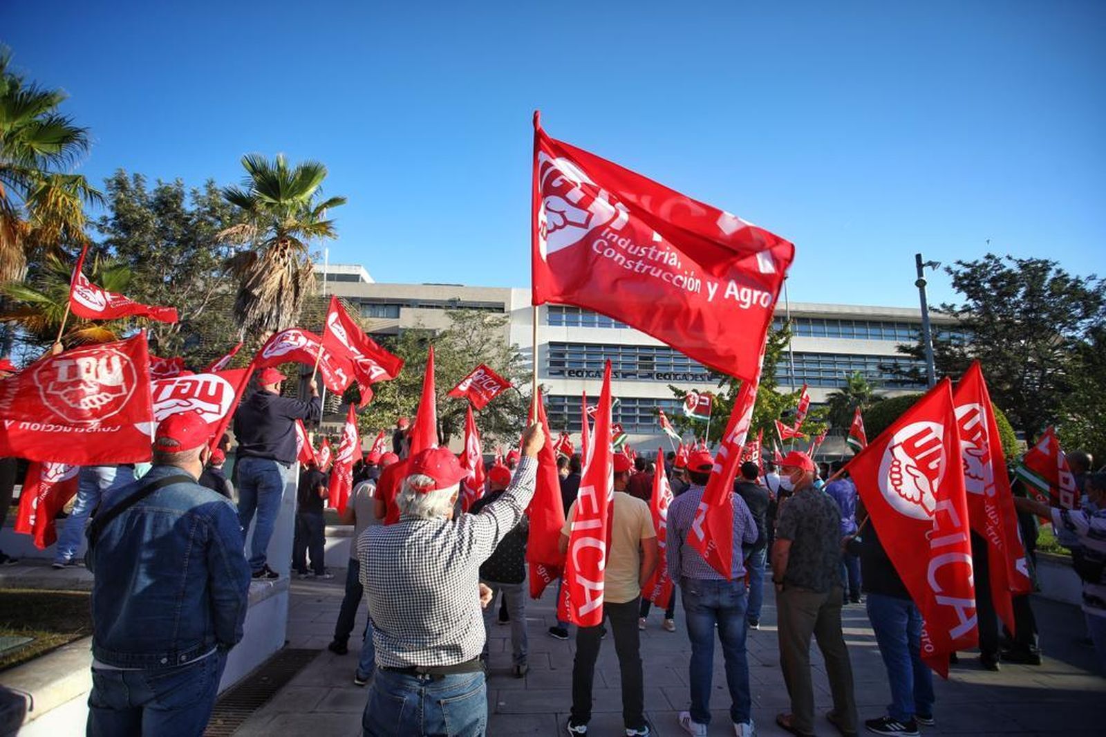 Trabajadores de UGT y CCOO se manifiestan ante la sede de la Confederación de Empresarios por el convenio del metal.