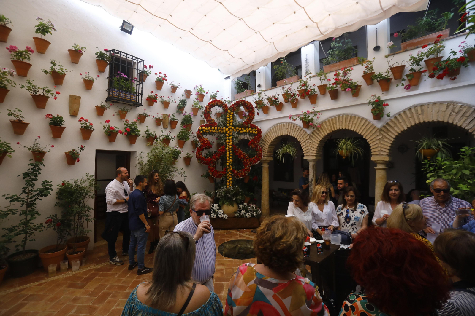 Cruz de la Asociación Cáritas Sagrario, tercer premio en Recintos Cerrados.