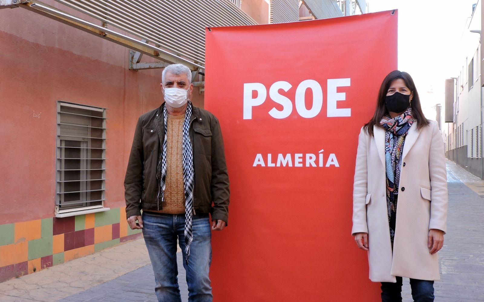 Los concejales del PSOE, junto a la promoción de Almería XXI en la calle Maromeros de Pescadería