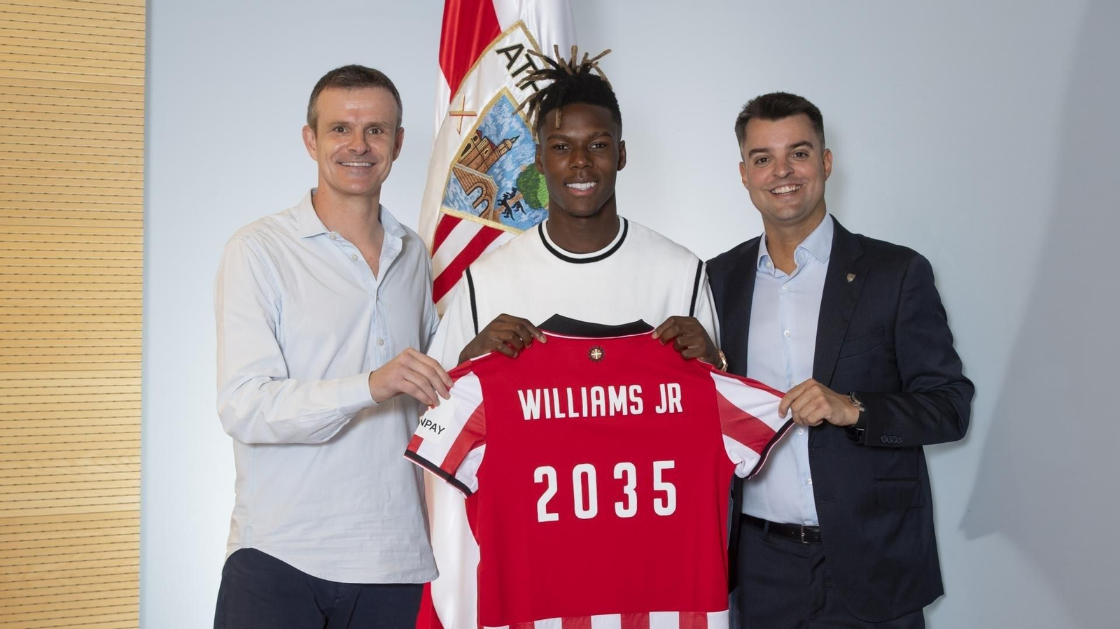 Nico Williams, el día que firmó su nuevo contrato con el Athletic tras el nuevo coqueteo con el Barcelona.