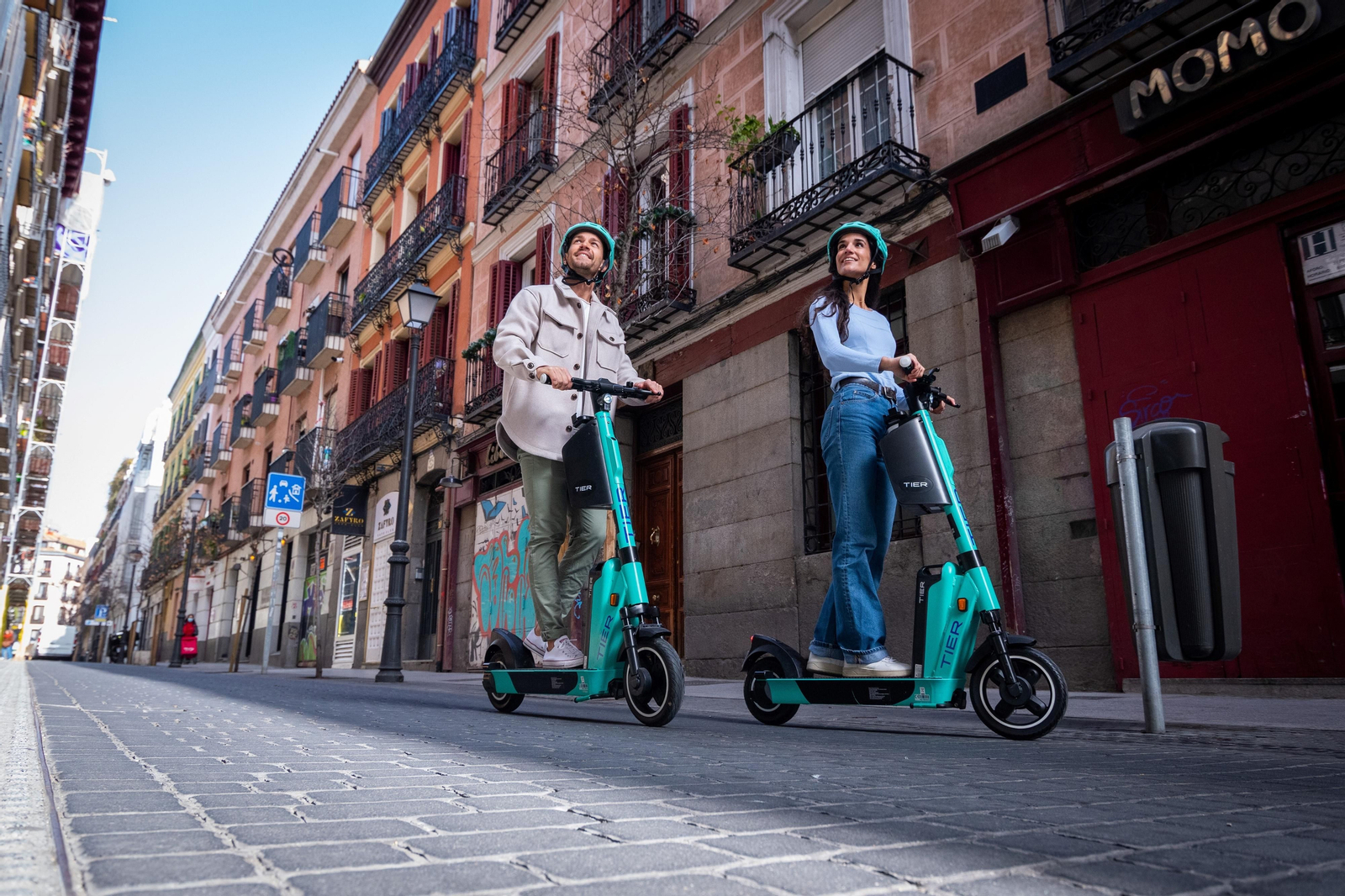 Dos jóvenes desplazándose con patinetes eléctricos. Dos jóvenes desplazándose con patinetes eléctricos.