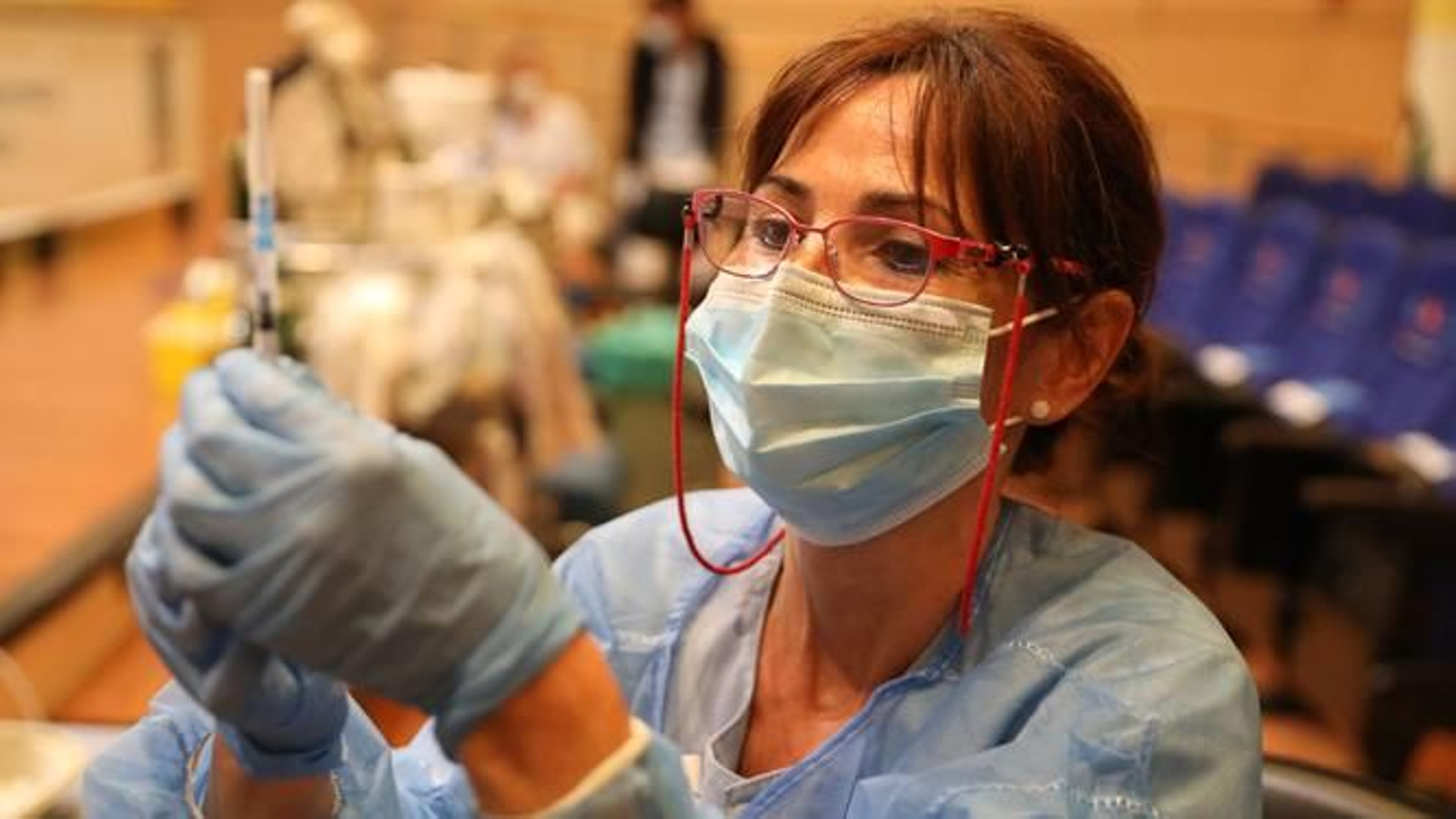 Una enfermera prepara una vacuna contra el Covid-19.