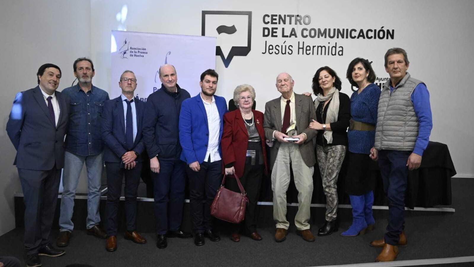Vicente Quiroga con sus familiares y los de Ángel Serradilla en el Centro de la Comunicación Jesús Hermida.