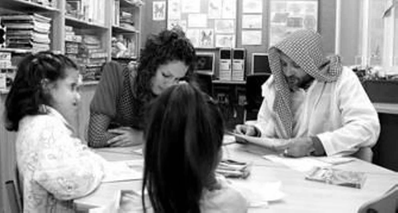 Estos príncipes narraban los cuentos tanto en español como en legua árabe, durante un taller de cuentacuentos celebrado ayer en el Aula Hospitalaria del Infanta Elena.