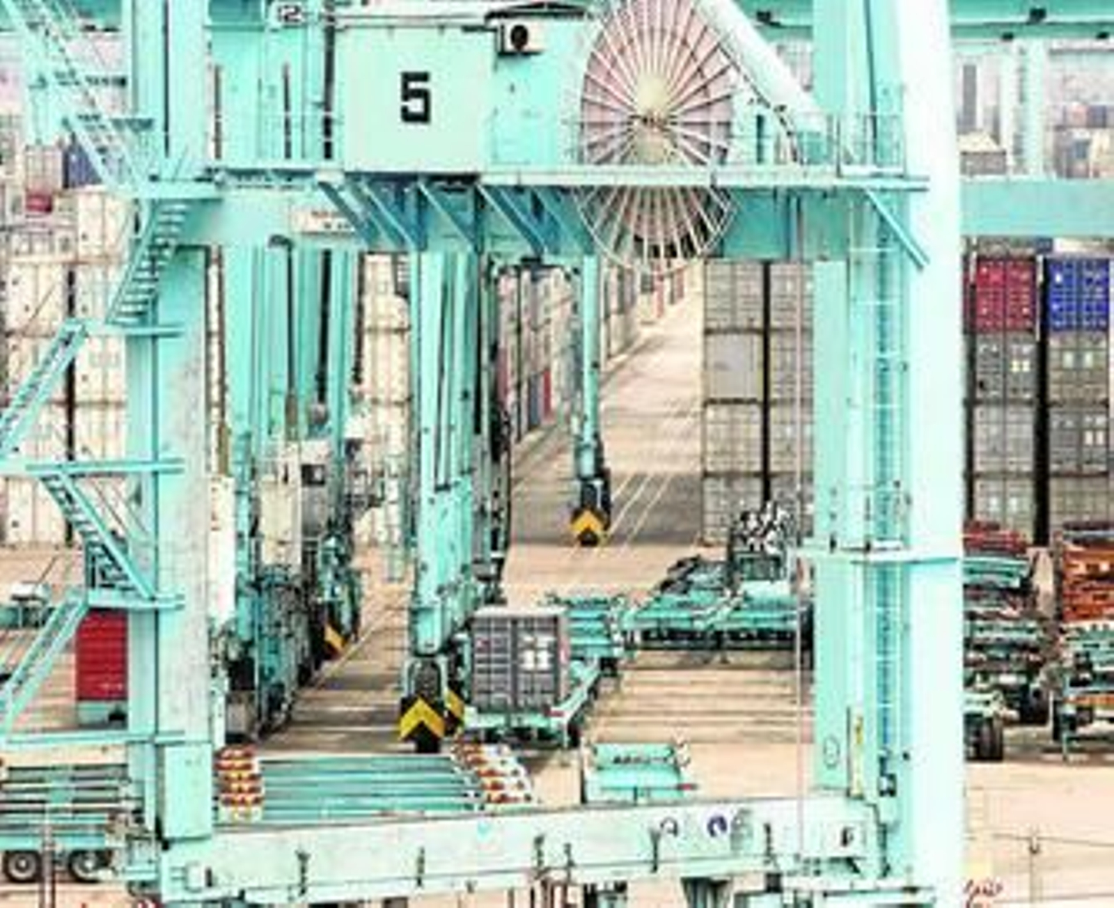 Contenedores en el puerto de Algeciras, en una imagen de archivo.