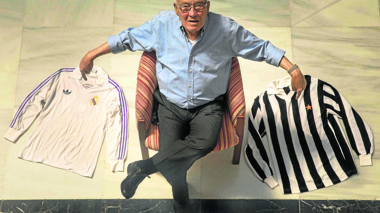 Del Sol posa con las camisetas del Real Madrid y la Juventus, otros dos de sus equipos.
