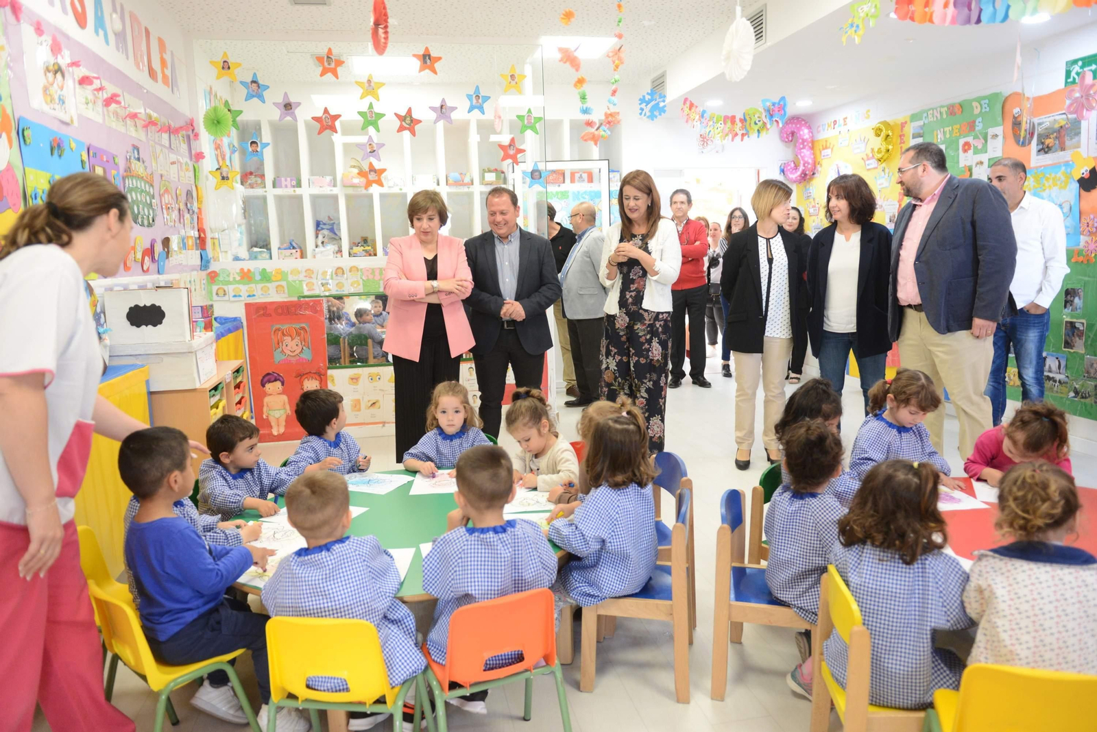 La consejera de Educación, Sonia Gaya, en su visita a la Escuela Aljibe.