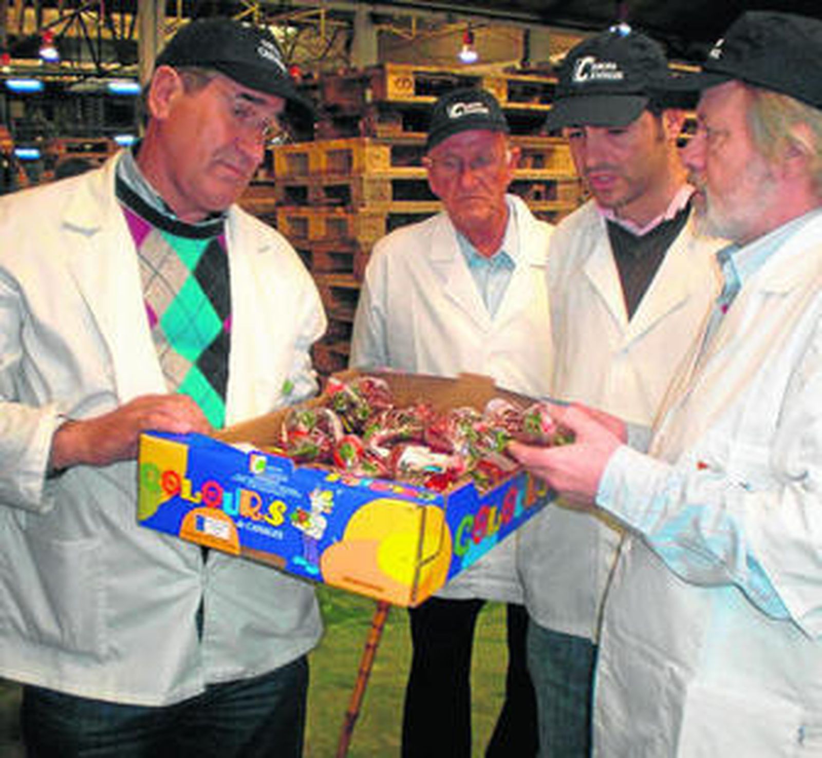 El gerente de Canalex, Juan Cantón, mostró las instalaciones a Juan Deus el pasado mes de marzo.