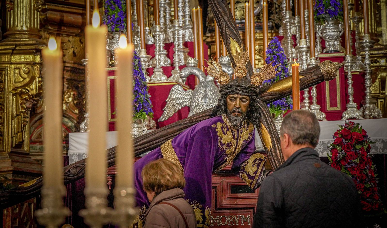 Imágenes del primer viernes de marzo de tradicionales besapiés y besamanos