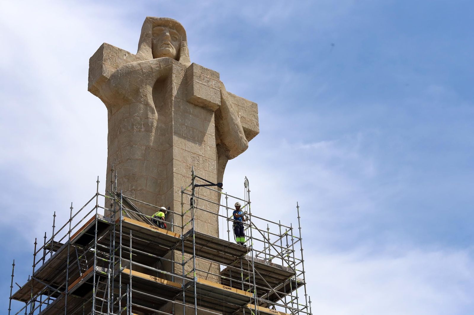 Imágenes del desmontaje de los andamios en el monumento a Colón tras su restauración