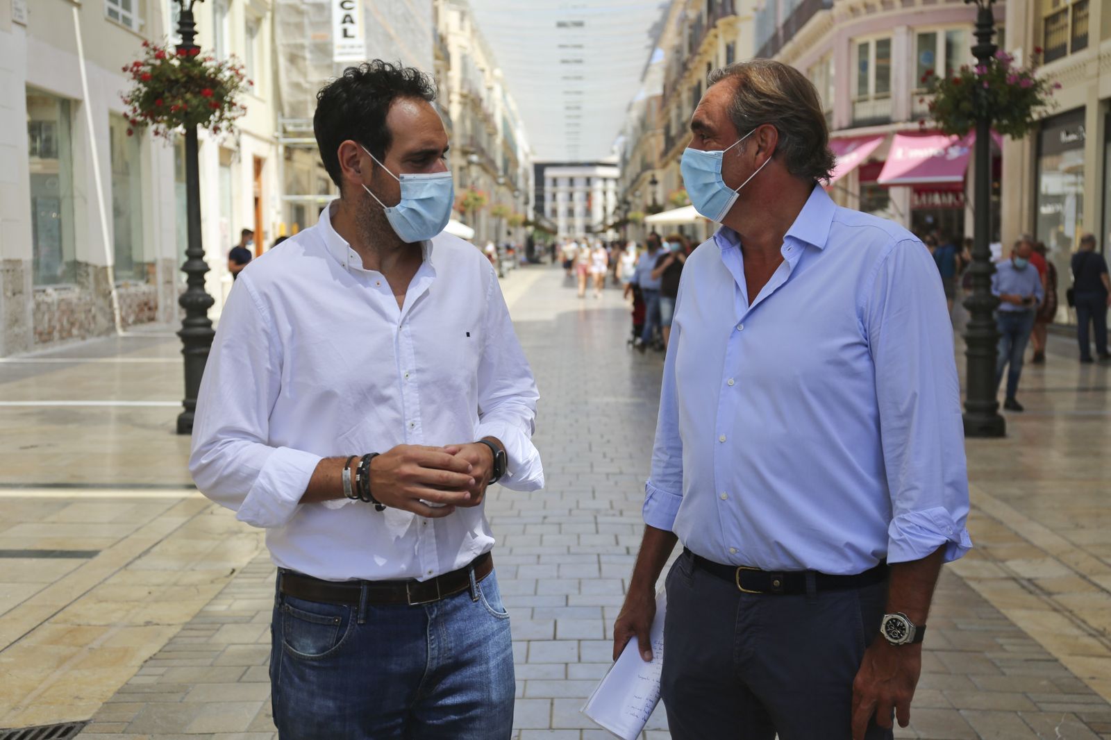 Javier Frutos y Juan Rambla este viernes en la calle Larios.