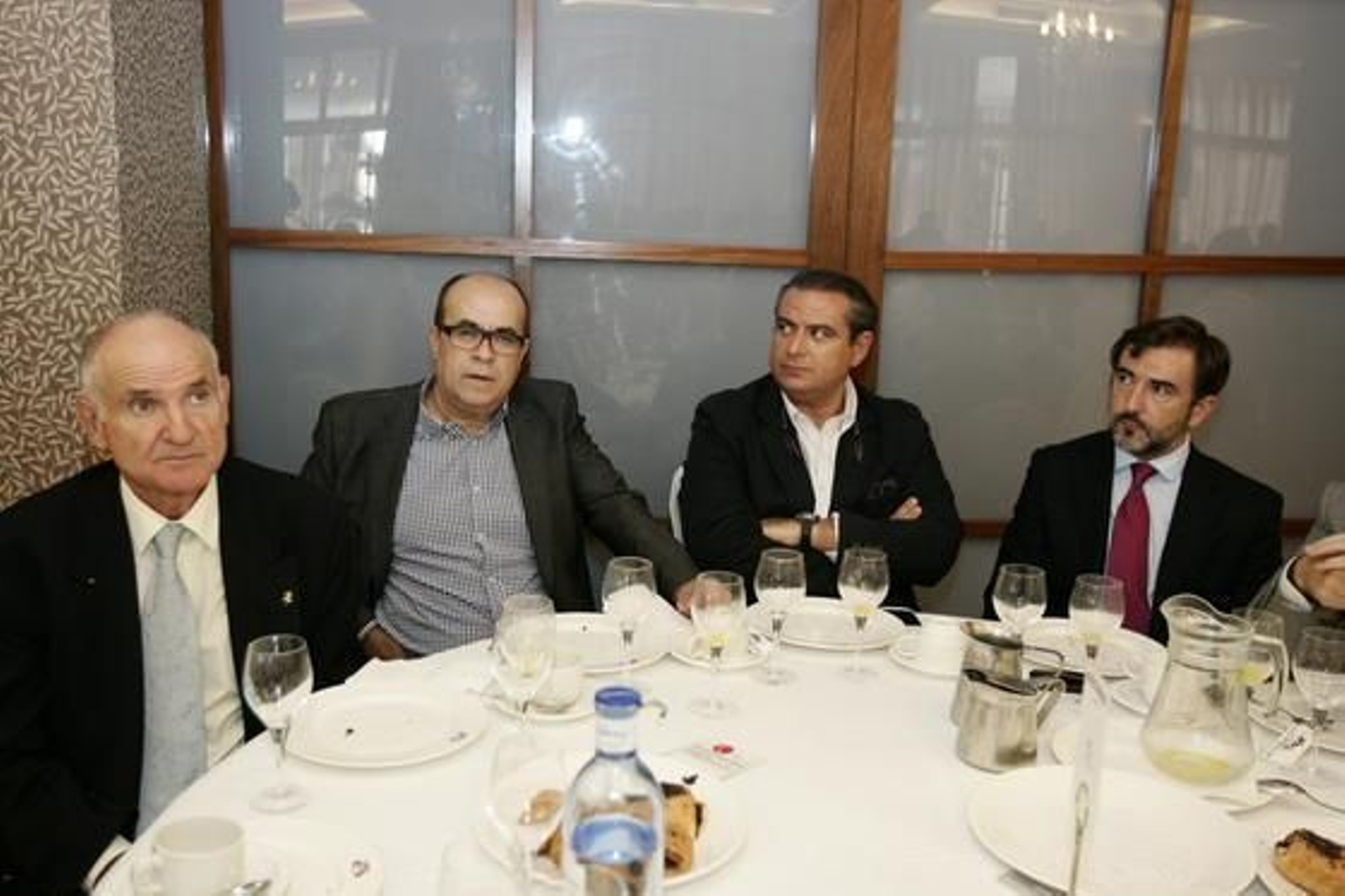 Nicolás Castillo, presidente Coteca, Antonio Torres, director de Canal Sur en Almería, José Fernández, Ayuntamiento de Almería, y Javier Cabezón, jefe de gabinete del alcalde de la capital

Foto: Rafael G. / Javier Alonso