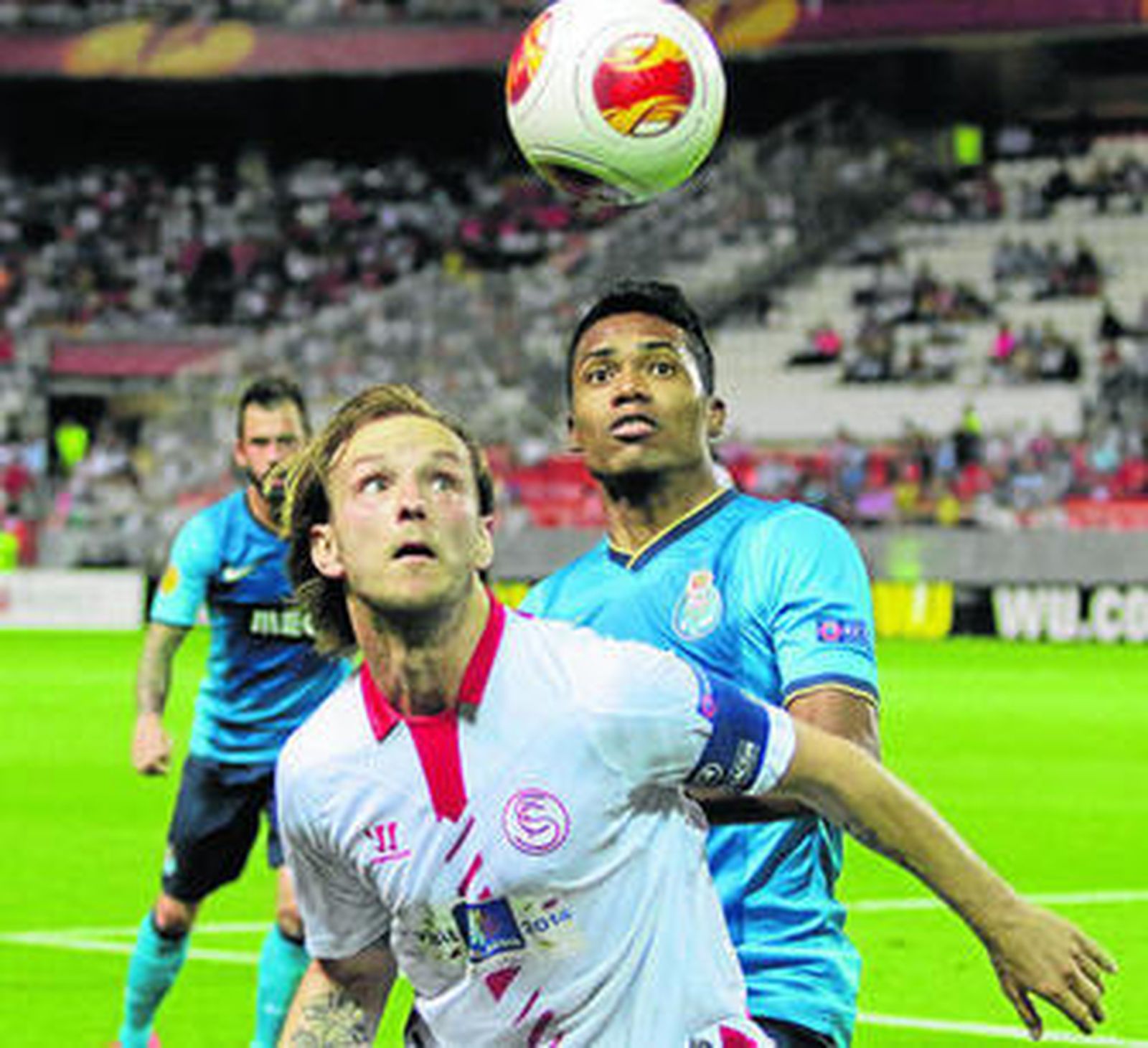 Rakitic se anticipa al lateral izquierdo del Oporto, Alex Sandro.