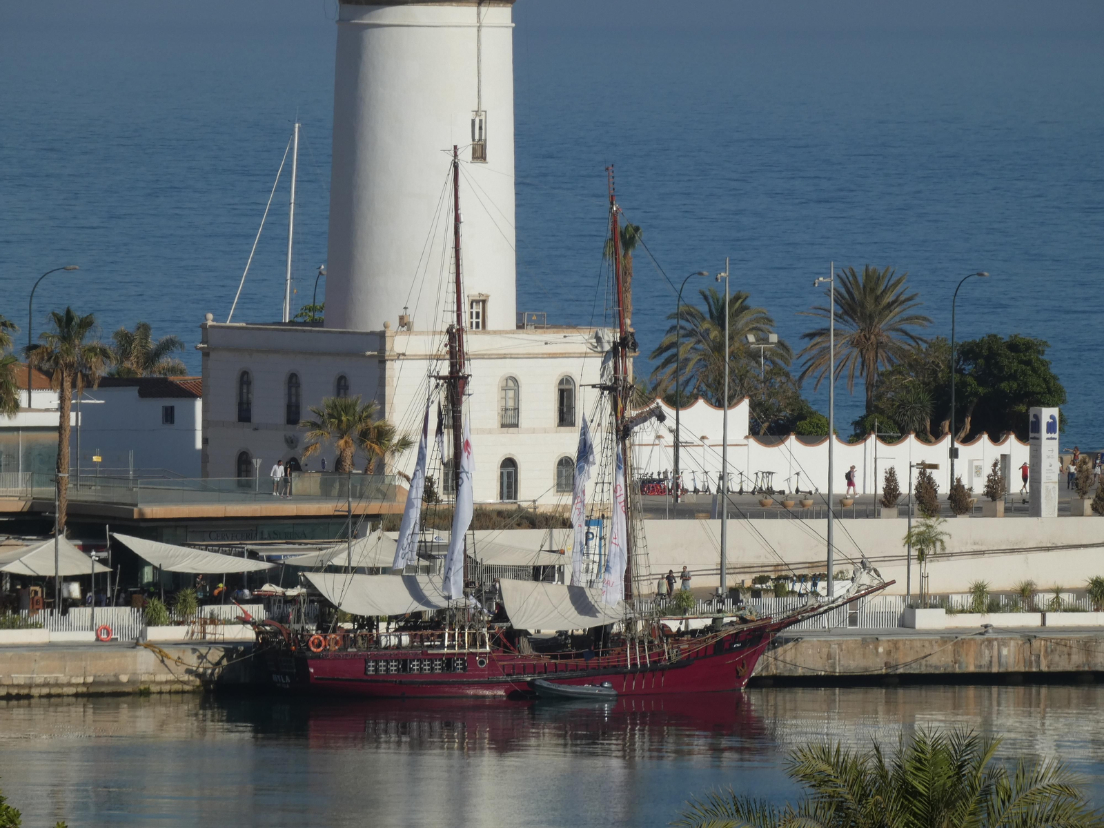 Velero 'Atyla' atracado junto a la farola en el muelle uno. Velero 'Atyla' atracado junto a la farola en el muelle uno.