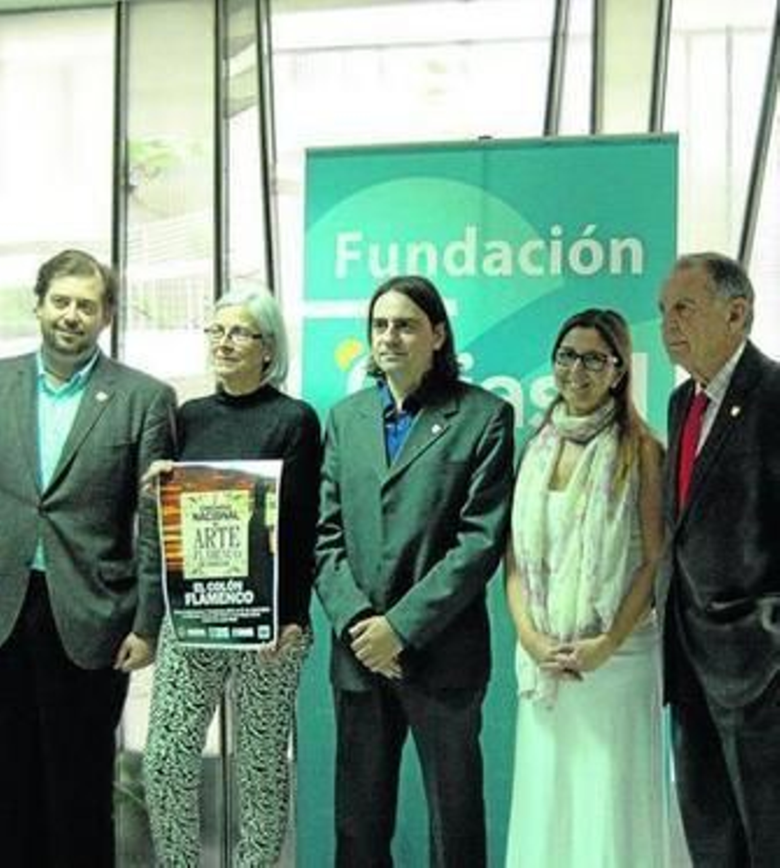 Organizadores y patrocinadores posan con el cartel tras la presentación de ayer en la Fundación Cajasol.