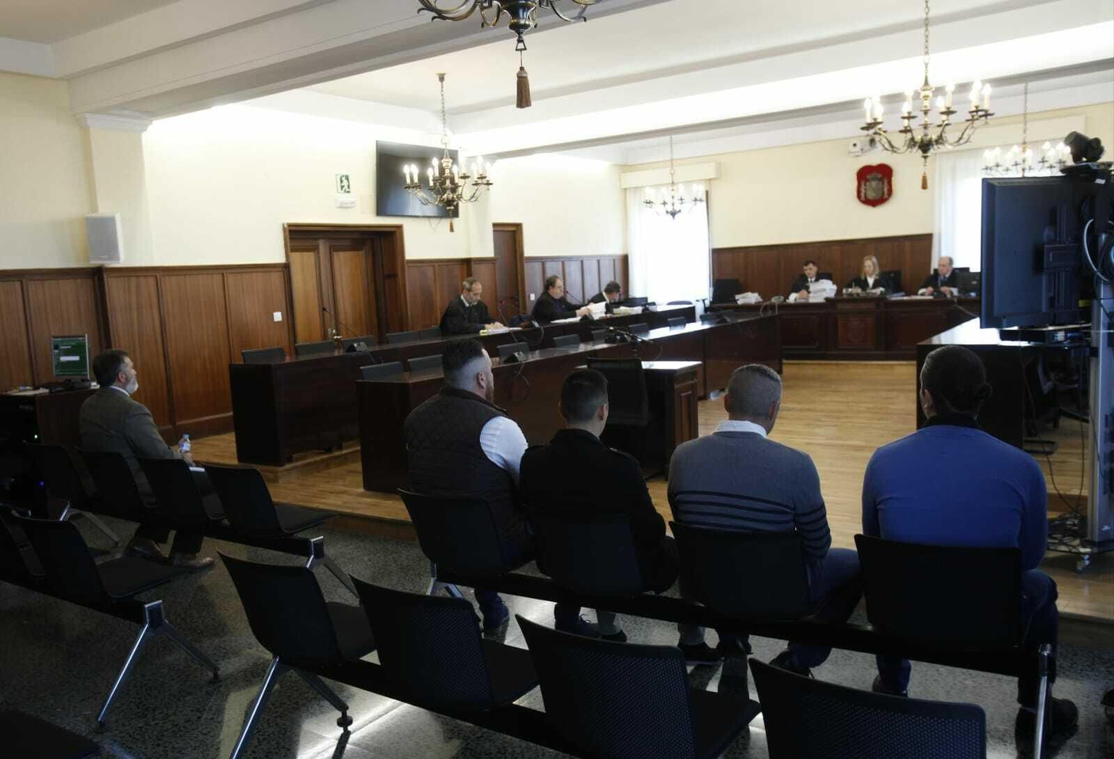 La sala de vistas, con Casimiro Villegas a la izquierda y los cuatro asaltantes a la derecha.