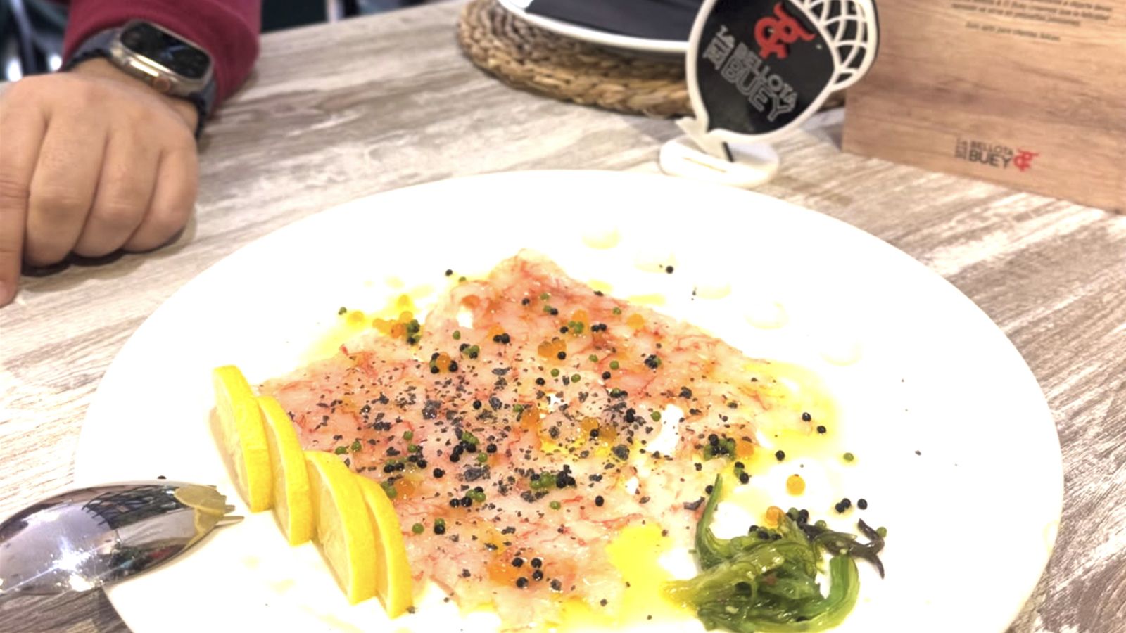 Plato de carpaccio con una cuidada presentación