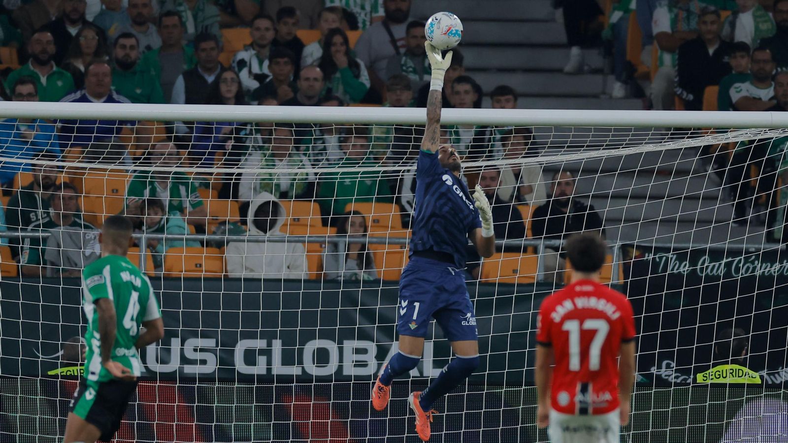 Álvaro Valles despeja el tiro de Muriqi, el único a portería del Mallorca.