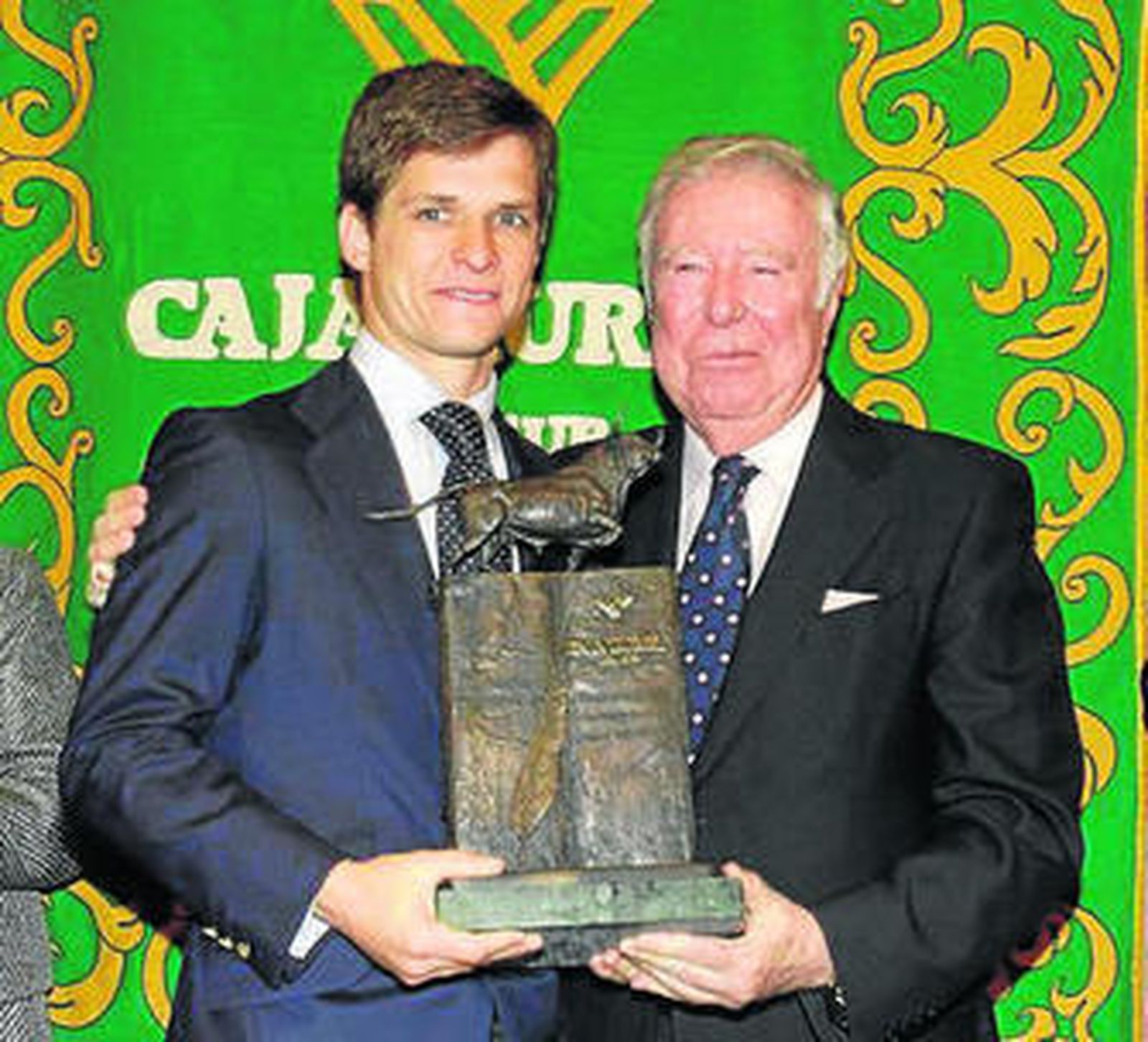 1. El patrocinador de los trofeos, José Luis García Palacios (a la derecha) con los galardonados. 2. El Juli, premiado por su gran actuación del año pasado en la Maestranza, recibió el trofeo de manos de García Palacios. 3. Moisés Fraile recogió el premio a la mejor ganadería, El Pilar, que le entregó José Rodríguez de la Borbolla. 4. La cónsul de Francia en Sevilla, Pierrette Elston, recibió el trofeo destinado al embajador de su país, Bruno Delaye.