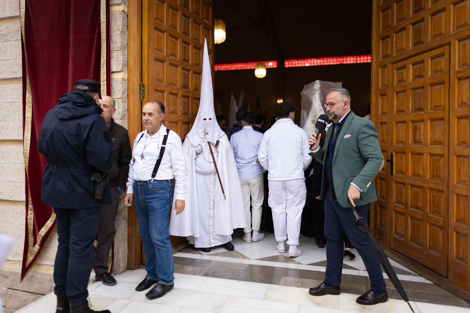 Las fotografías de la suspensión de la Estación de Penitencia de la Hermandad de la Sagrada Resurrección 2025