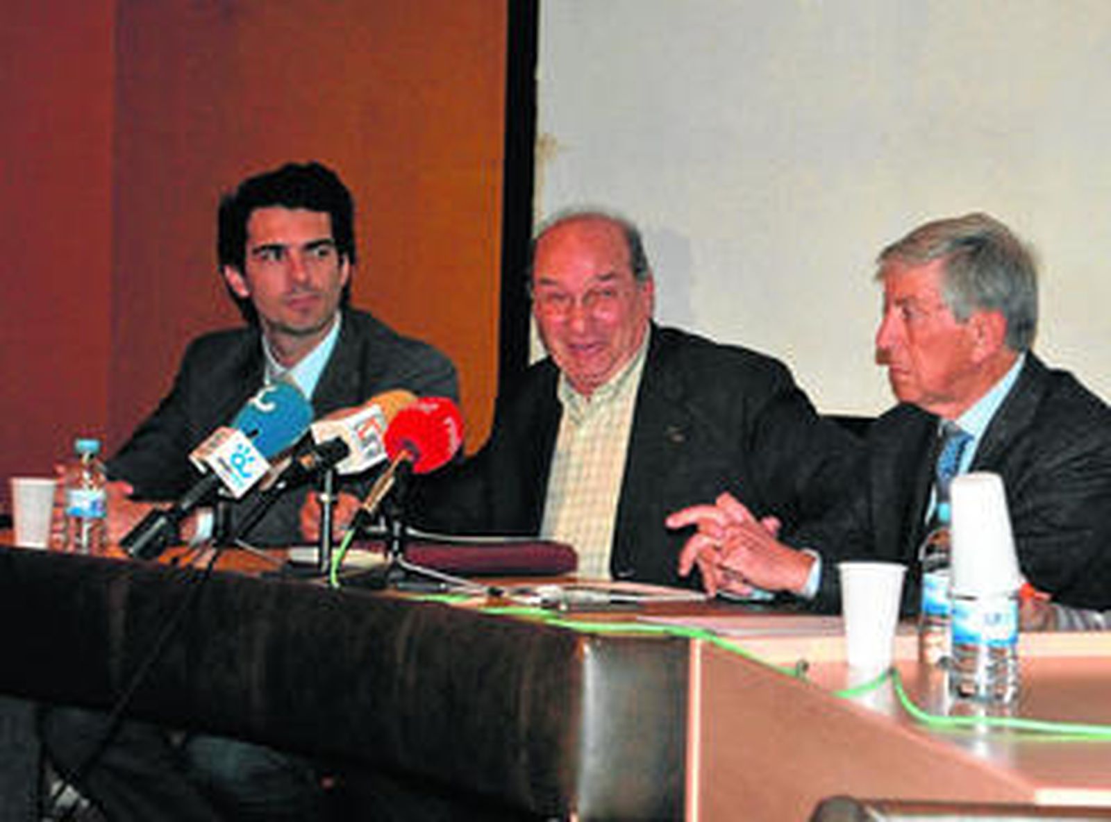 Salvador Vilches, en el centro, ayer, durante la conferencia de prensa.