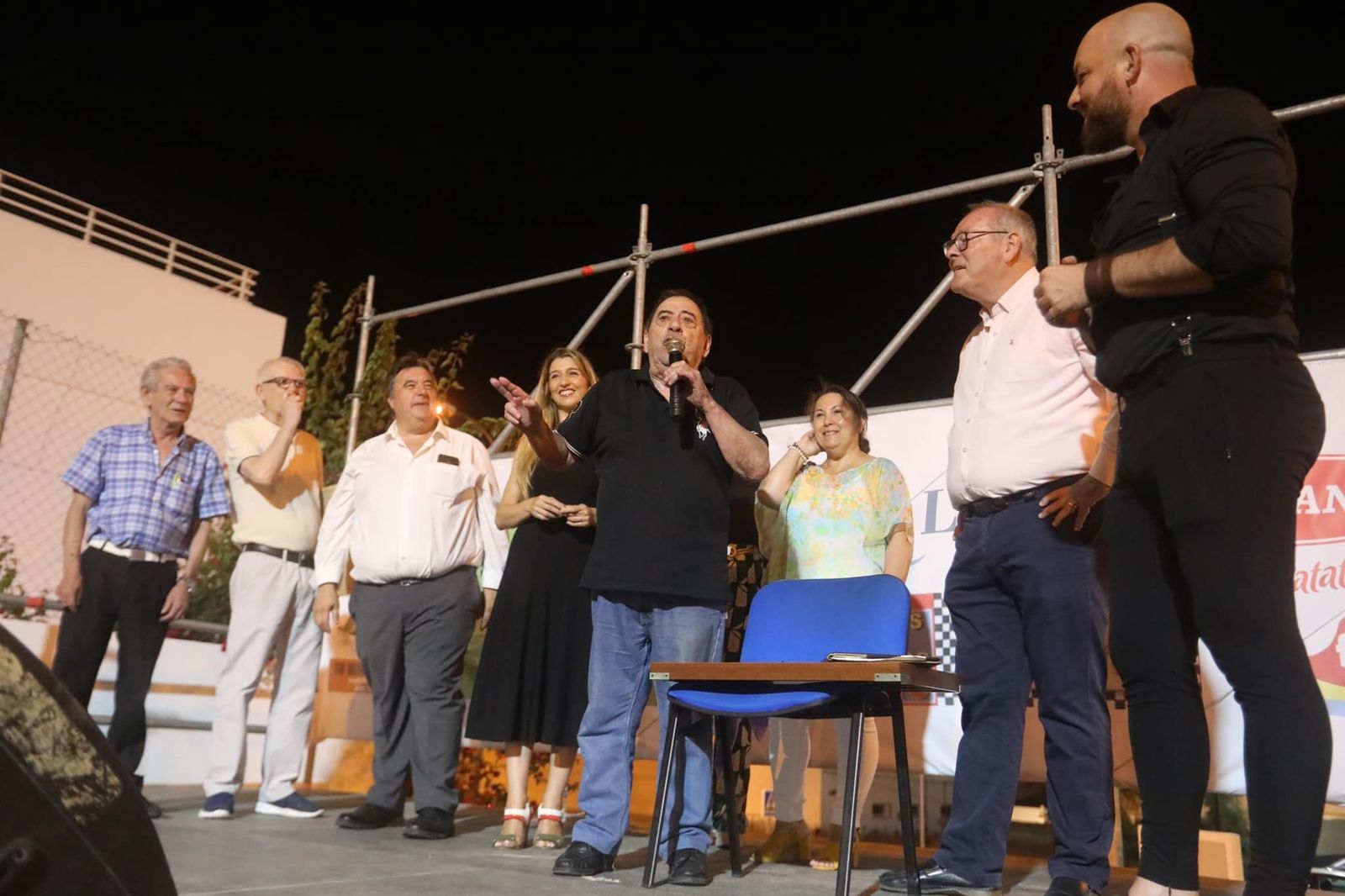 La peña Amigos del Timón, en el reconocimiento que hizo a Antonio Macías 'Perete' por su colaboración con la entidad.