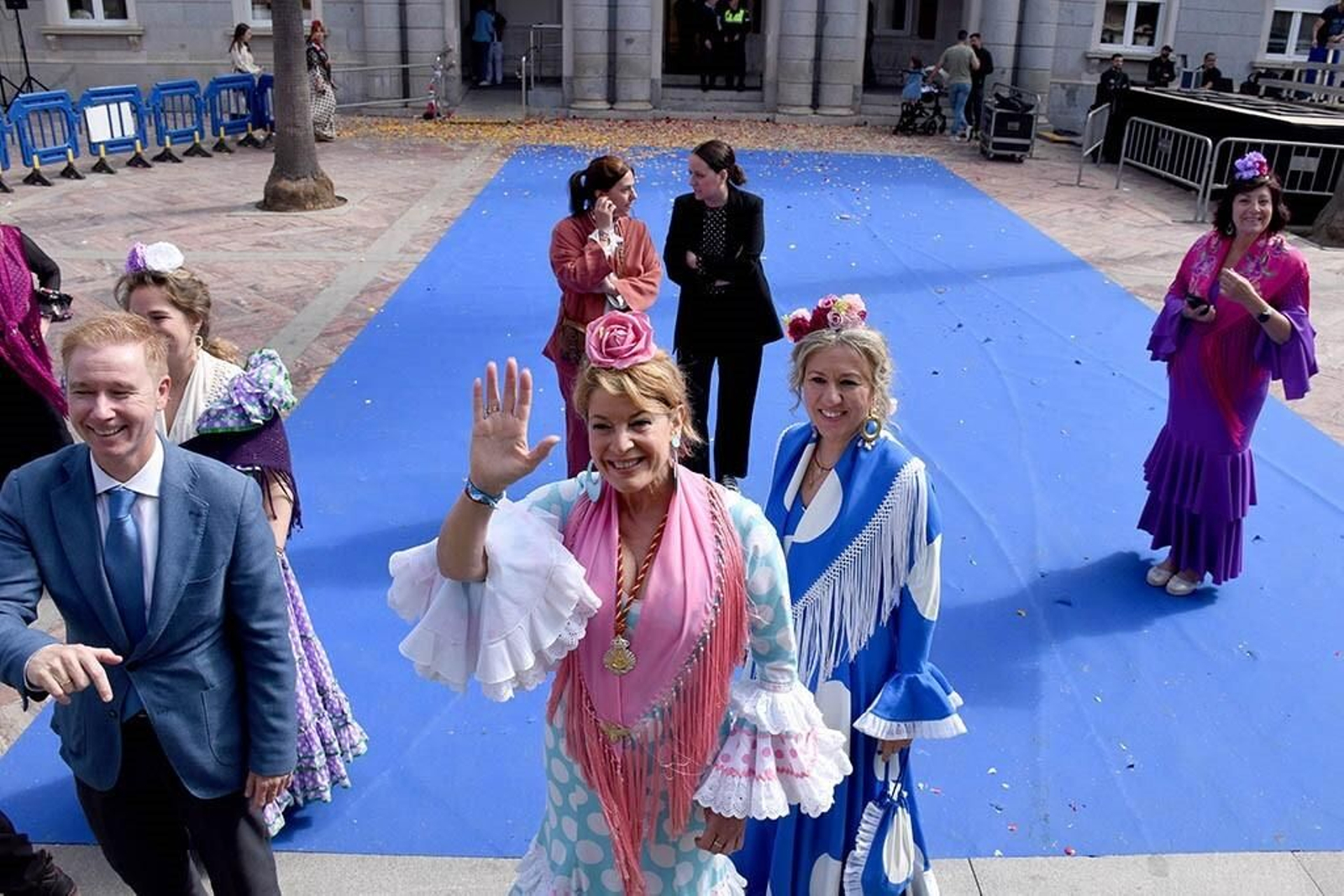 Imágenes de los peregrinos de la Hermandad de Emigrantes en su salida por las calles de Huelva