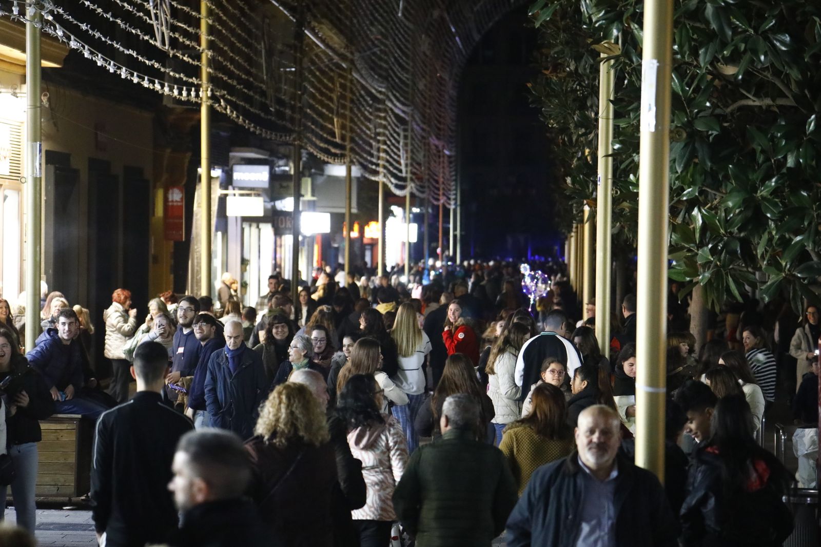 El encendido del espectáculo navideño de la calle Cruz Conde de Córdoba, en imágenes