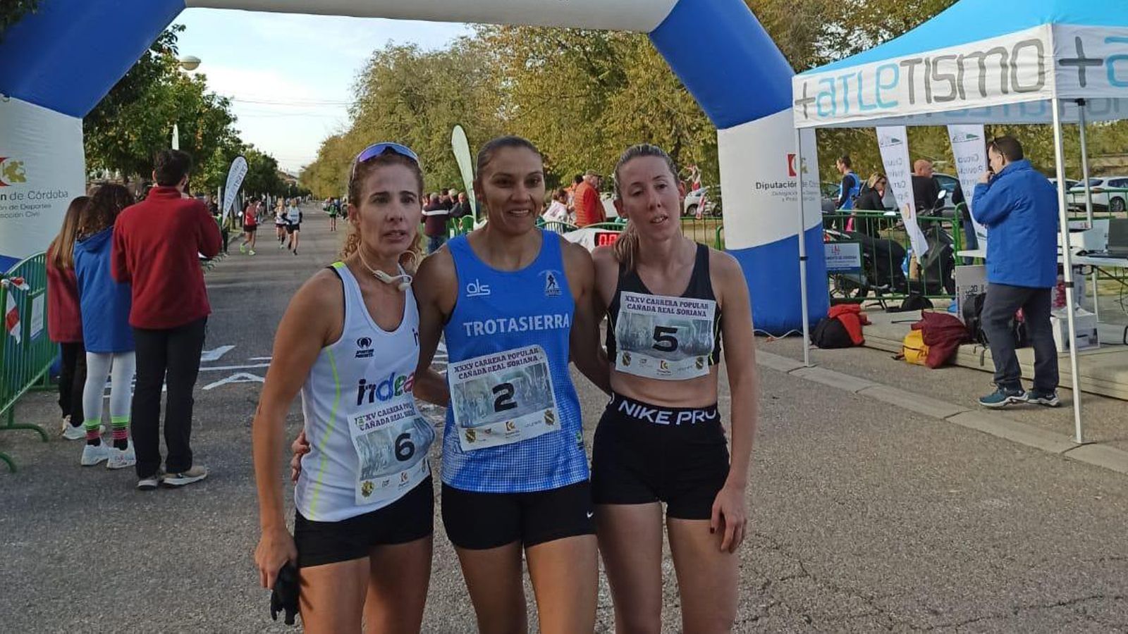 Lisa Esquivel posa junto a María del Pilar Gavilán y Azahara Pérez.