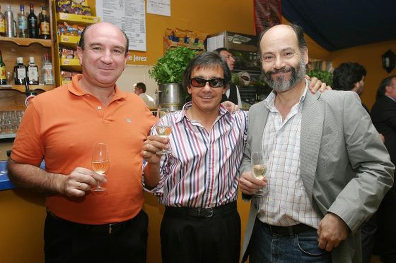 Andrés Sánchez, asesor de Fremap; Blas Frontán, de Banco Popular, y AntonioGonzález, asesor laboral, en la caseta de Diario de Jerez. 

Foto: Vanesa Lobo