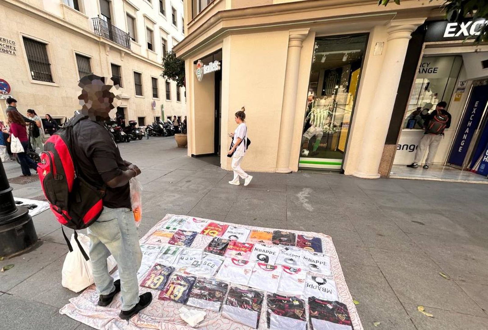 Mantero vendiendo réplicas de camisetas de fútbol a las puertas de la tienda oficial del Betis