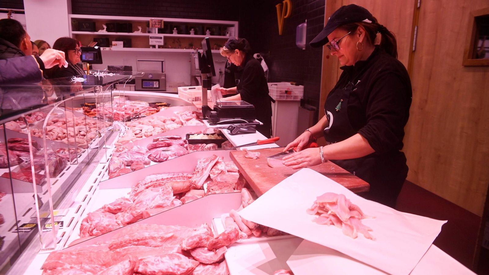 Trabajadoras de la carnicería Victoriano Pérez atienden a sus clientas.